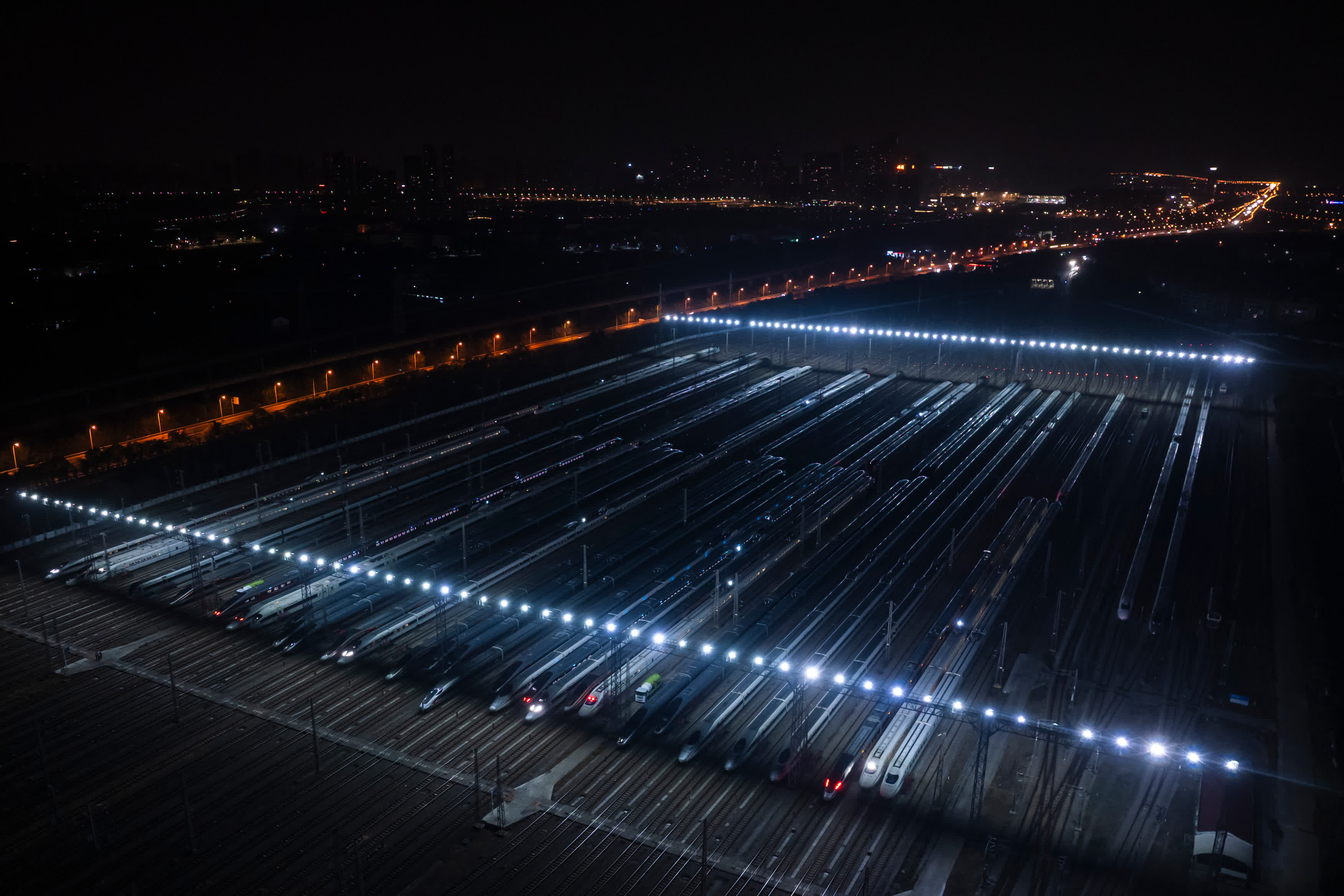 2月1日晚，動車組列車停靠在武漢動車段的存車線上（無人機照片）。新華社