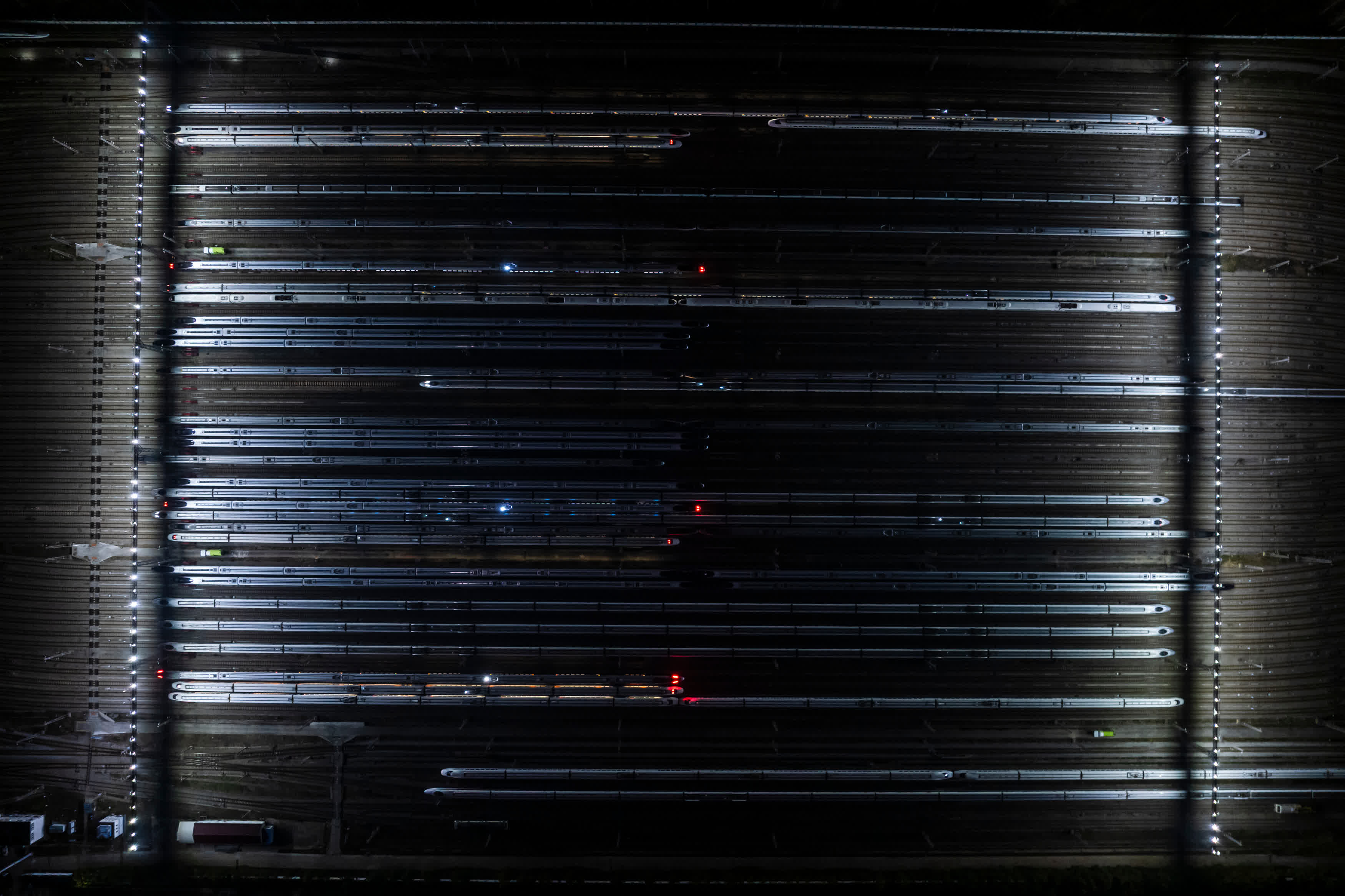 2月1日晚，動車組列車停靠在武漢動車段的存車線上（無人機照片）。新華社