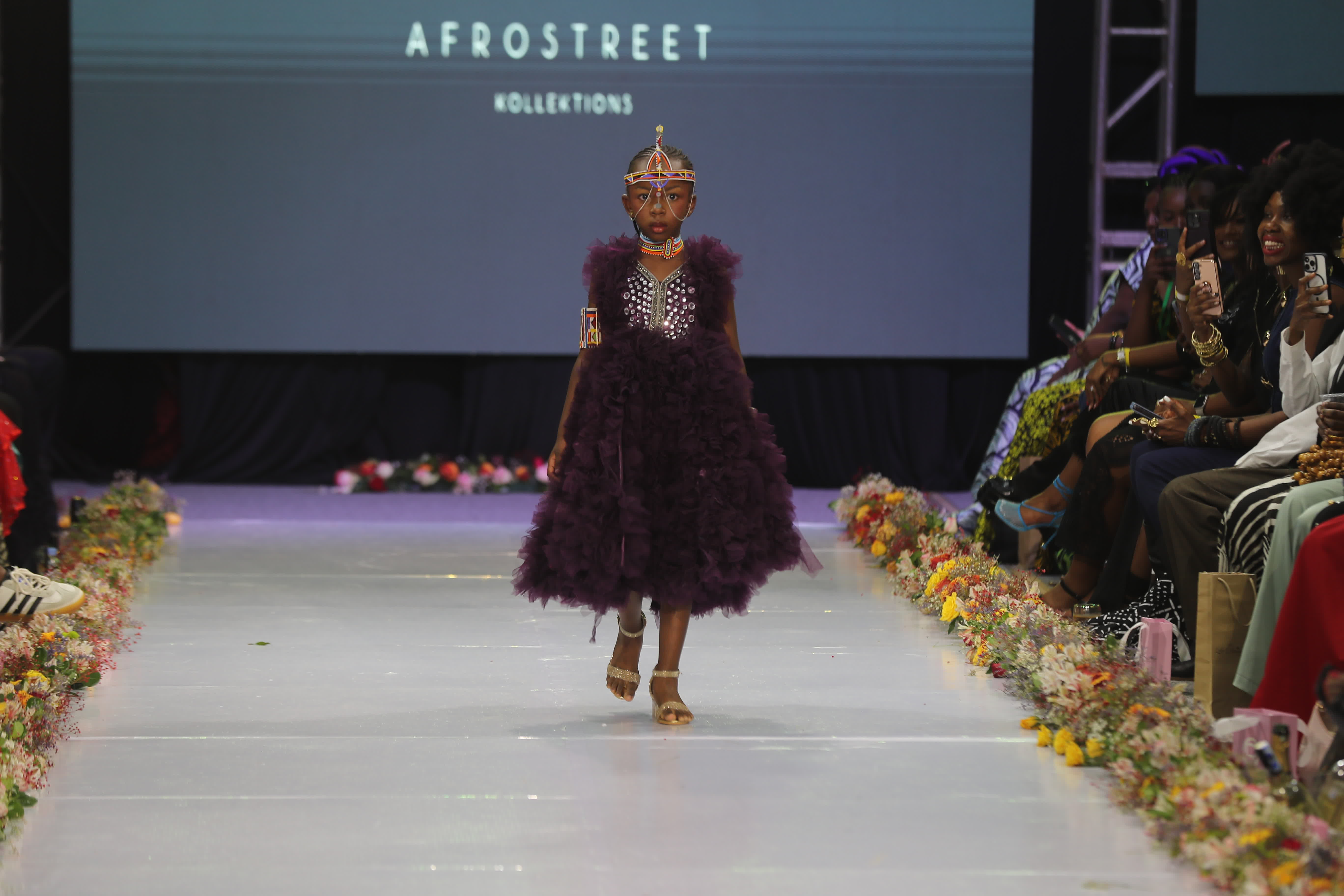 1月31日，一名小模特在肯尼亞內羅畢時裝周上展示新款服裝。新華社