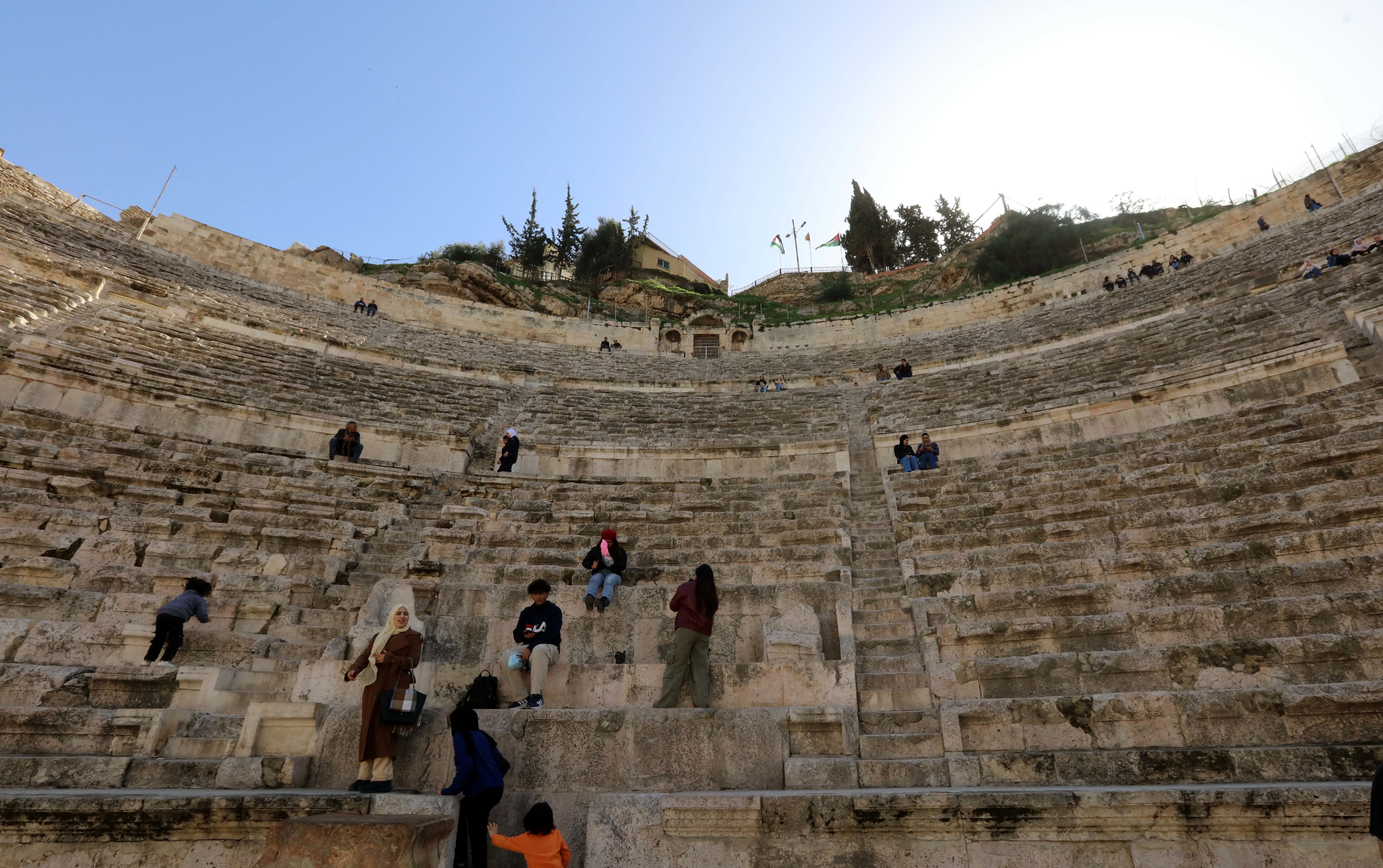 2月2日，遊客遊覽約旦安曼古羅馬劇場。新華社