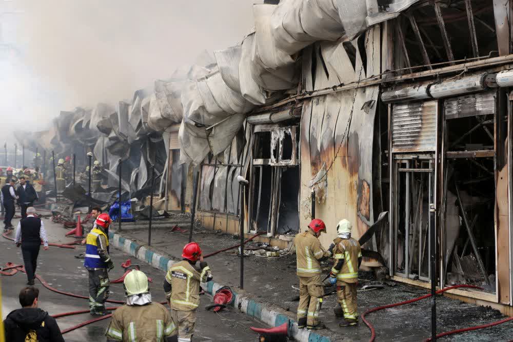 2月3日，在伊朗首都德黑蘭，消防員在火災現場工作。（新華社）