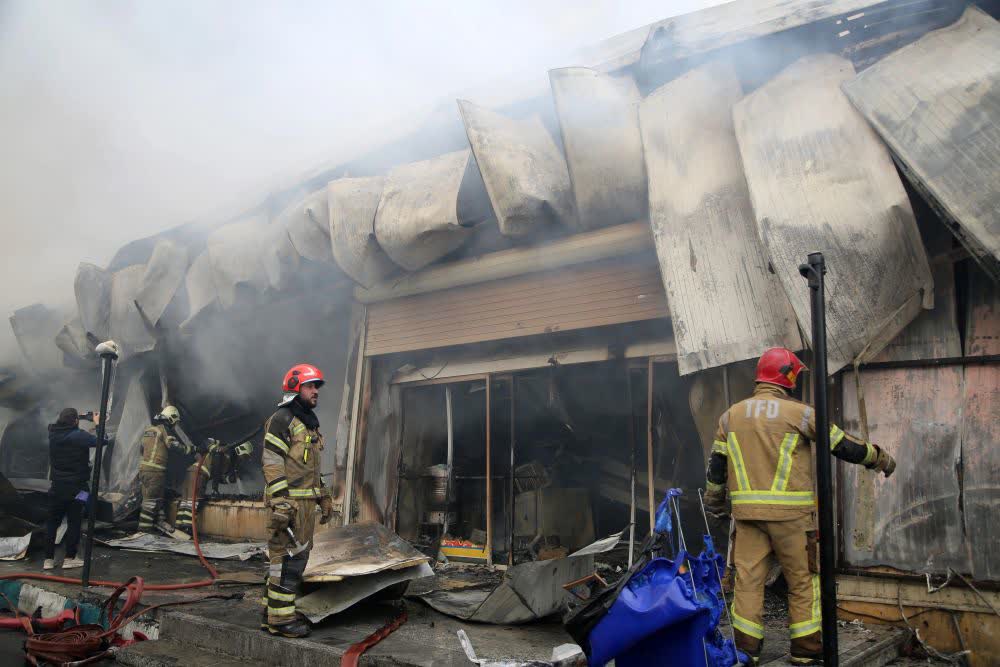 2月3日，在伊朗首都德黑蘭，消防員在火災現場工作。（新華社）