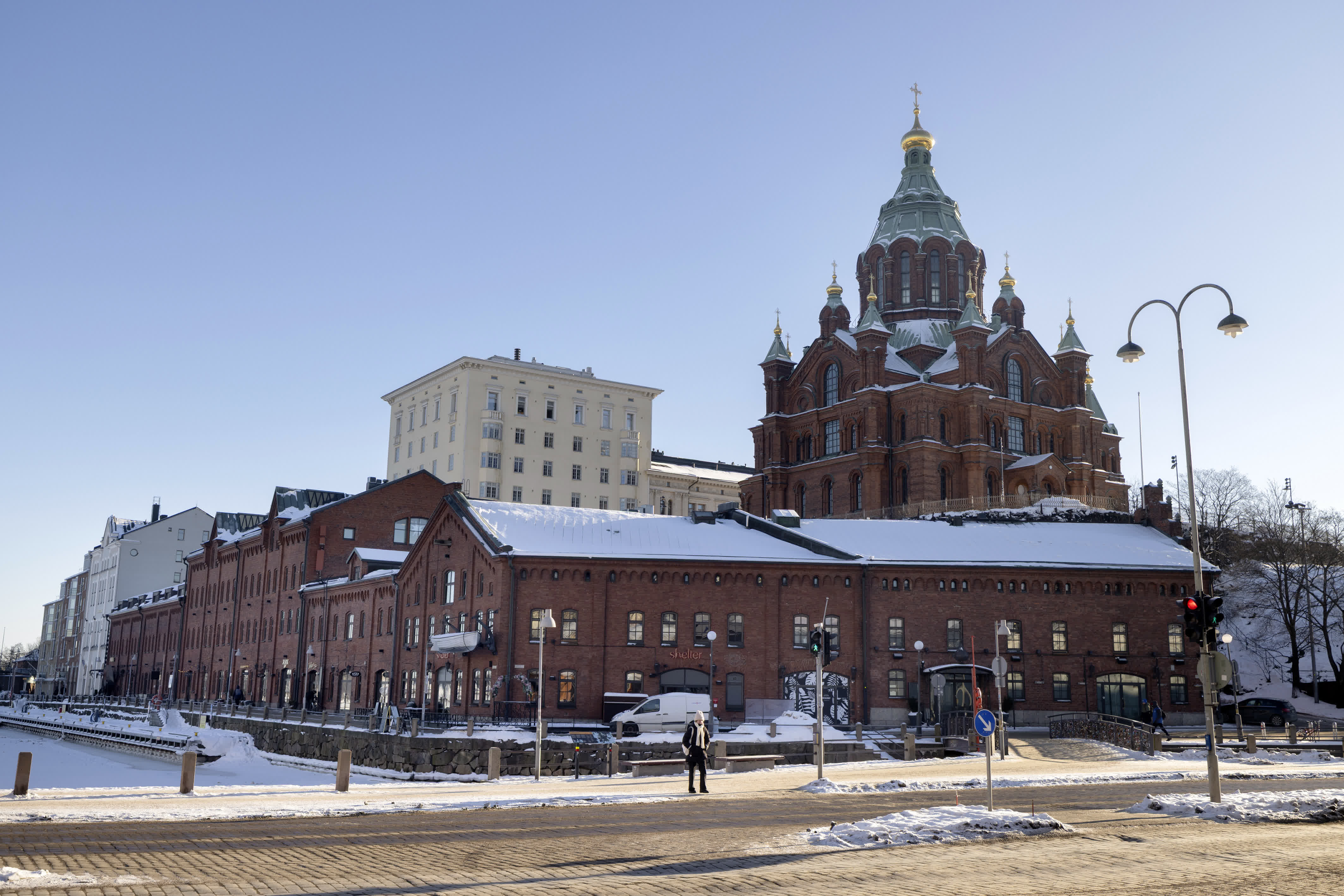 這是2月2日拍攝的芬蘭首都赫爾辛基的地標景點烏斯別斯基教堂及周邊建築。（新華社）