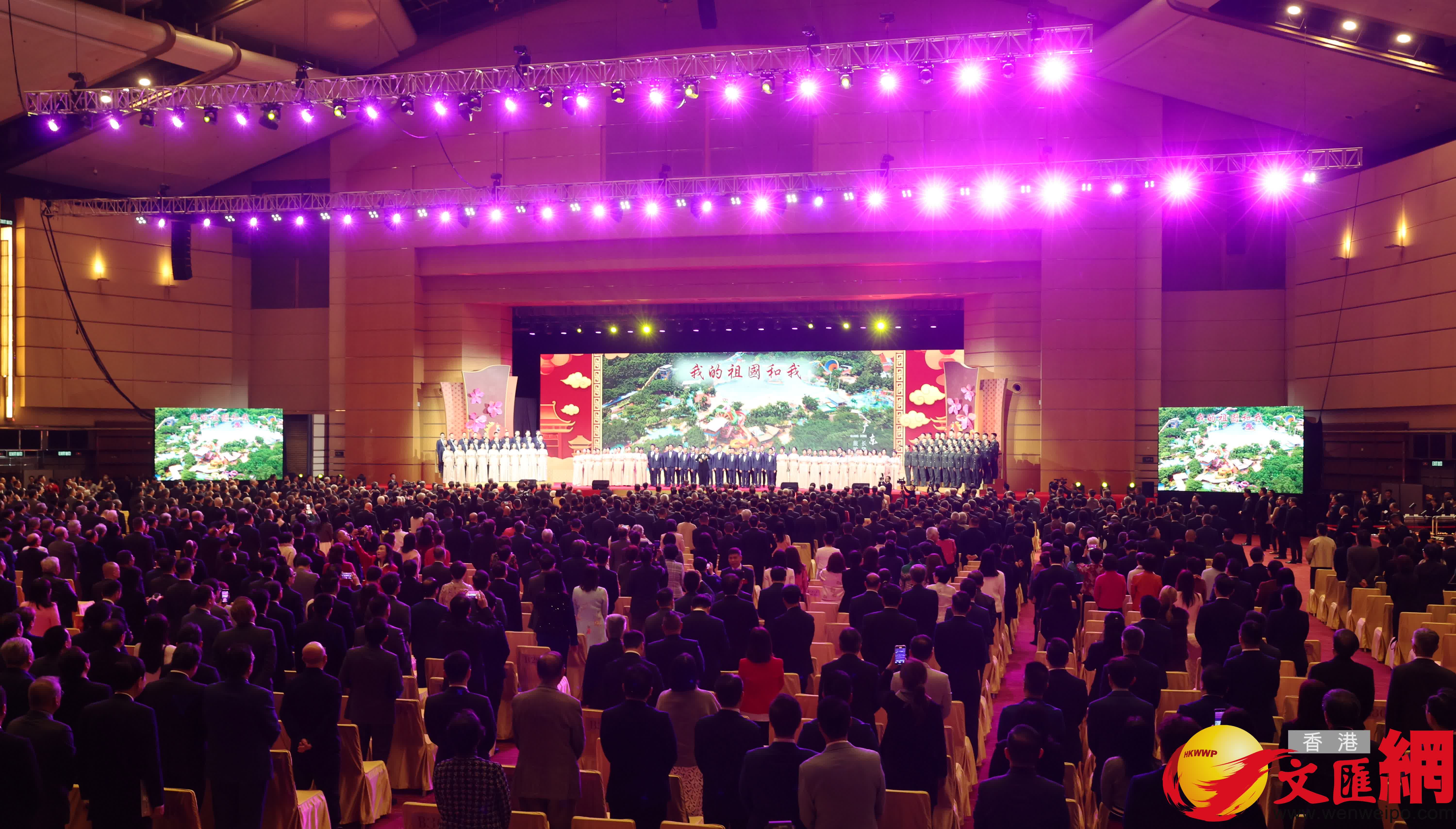 全體大合唱《我和我的祖國》。（香港文匯報記者曾興偉攝）