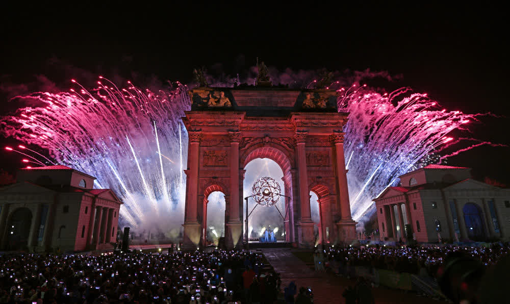 主火炬在米蘭和平拱門和科爾蒂納迪博納廣場同步點燃。（來源：新華社）