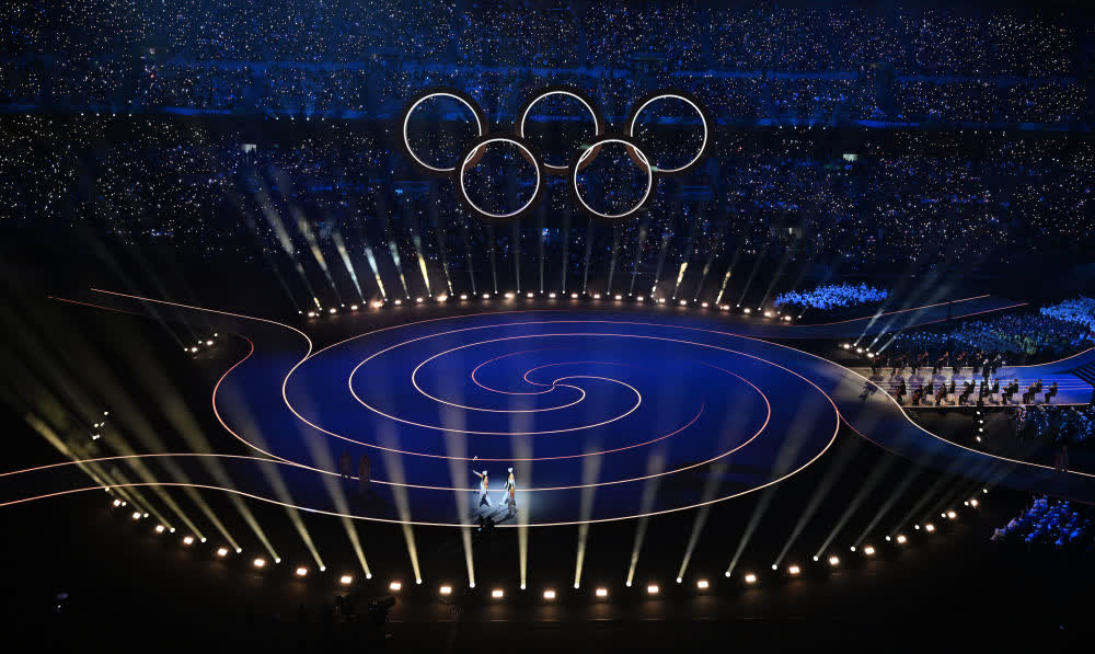 火炬手在開幕式上。（來源：新華社）