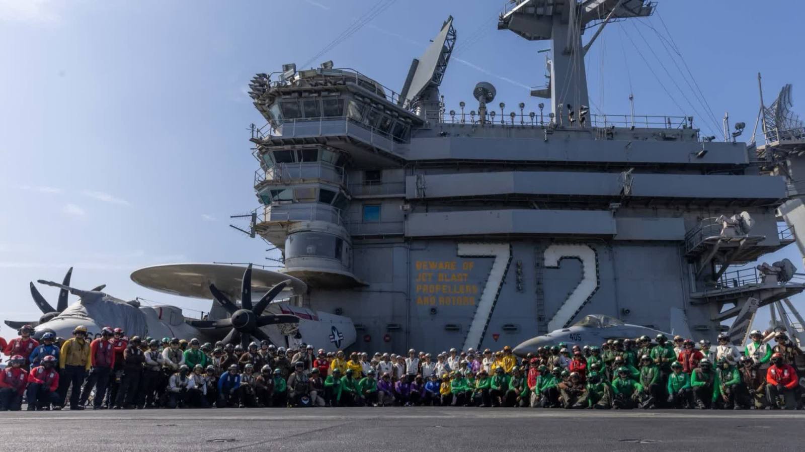 美總統特使與中央司令部司令登上「林肯」號航母