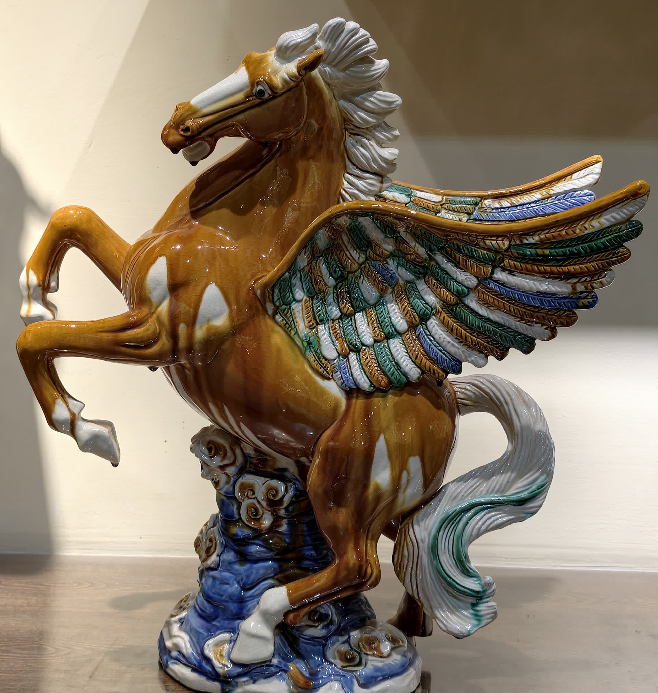 這是2月9日拍攝的河南省洛陽市孟津區三彩小鎮唐三彩博物館內展示的唐三彩馬。（新華社）