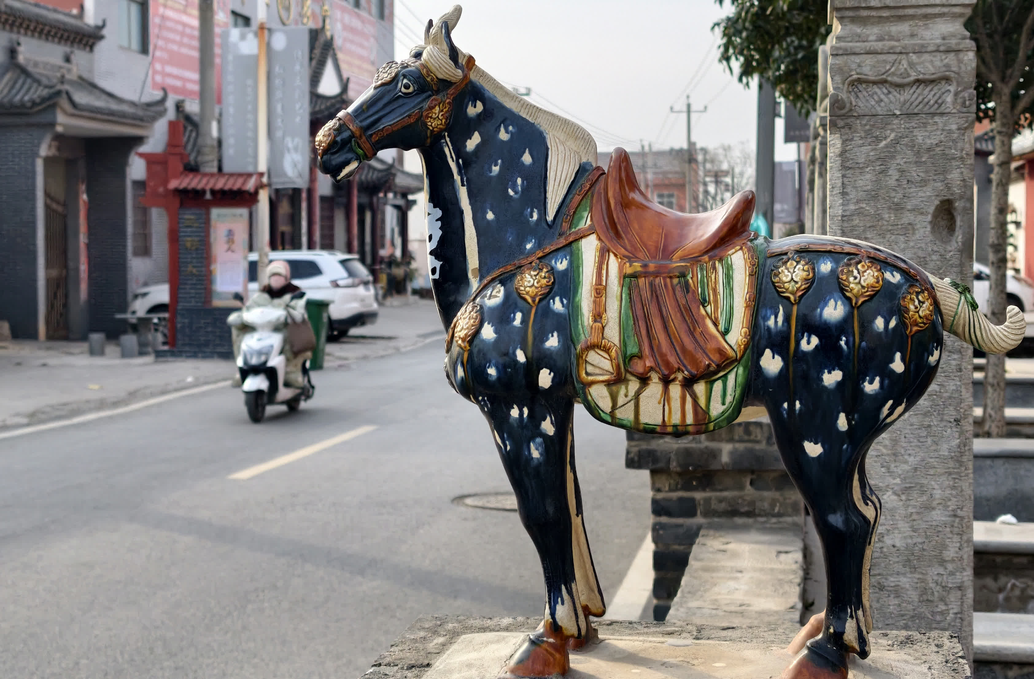這是2月9日拍攝的河南省洛陽市孟津區三彩小鎮路邊擺放的唐三彩馬。（新華社）