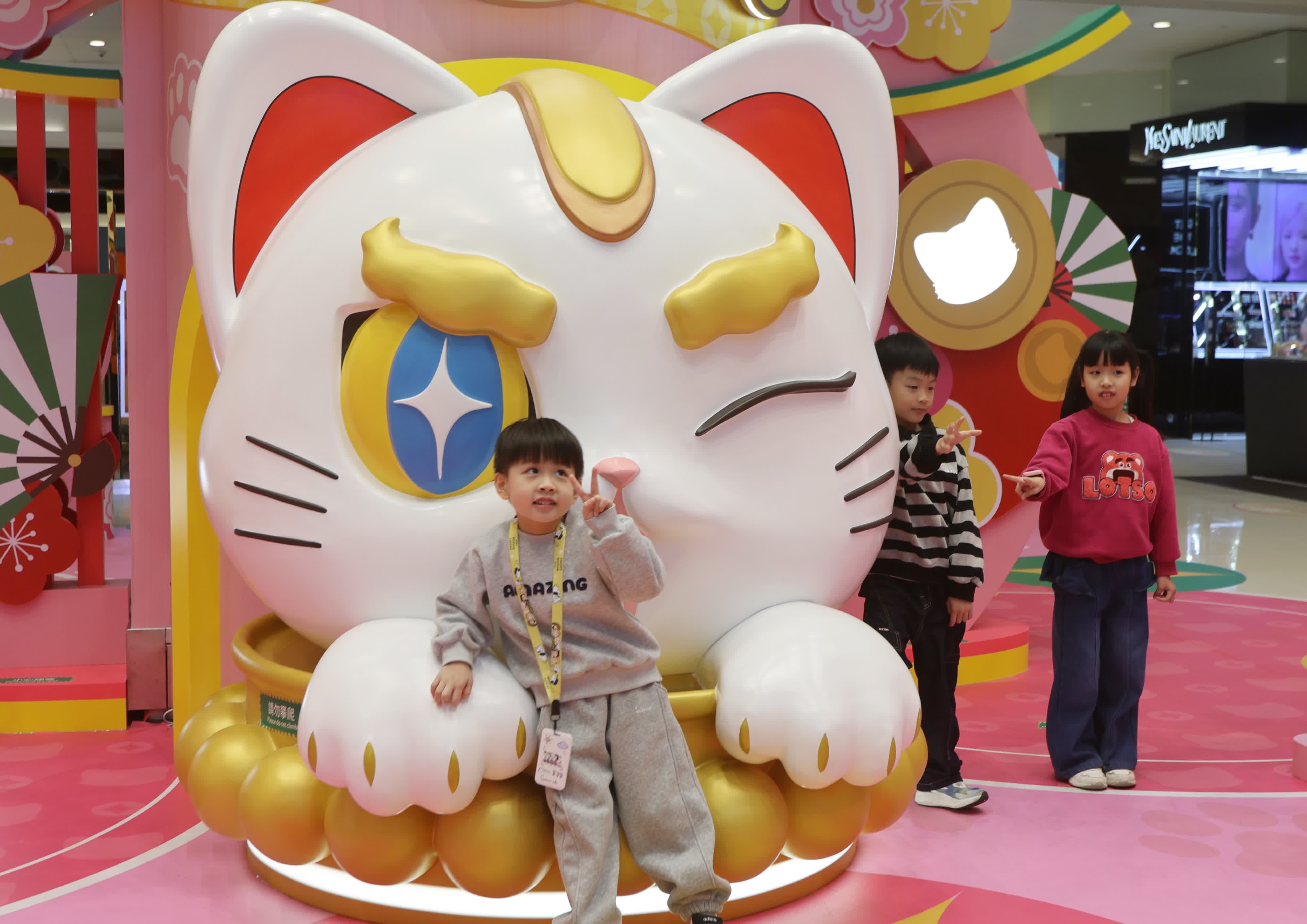 圖為小朋友與新春裝置合影。（香港中通社）