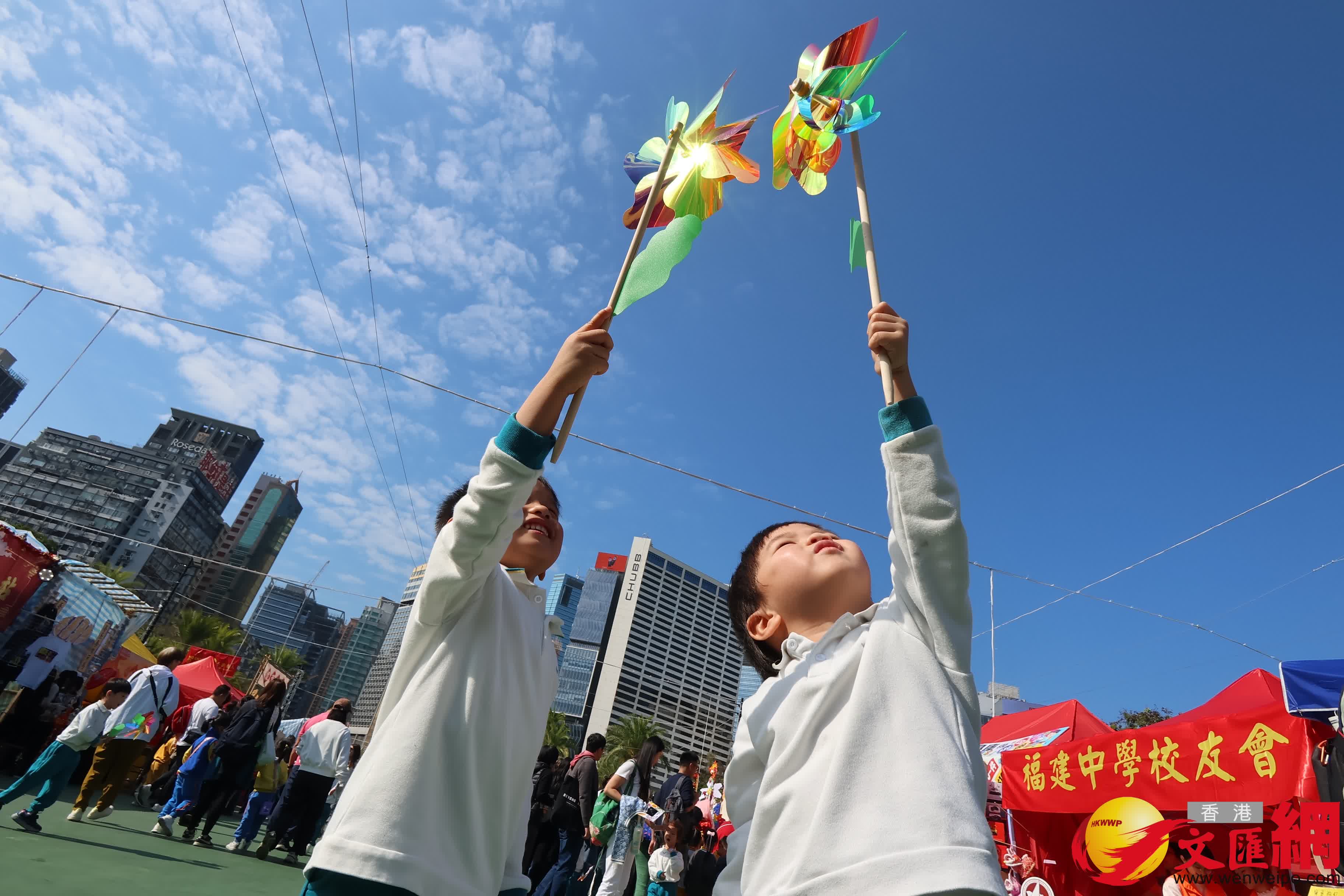 14個馬年年宵市場正式開鑼，維園現場熙熙攘攘。（香港文匯報記者 涂穴 攝）