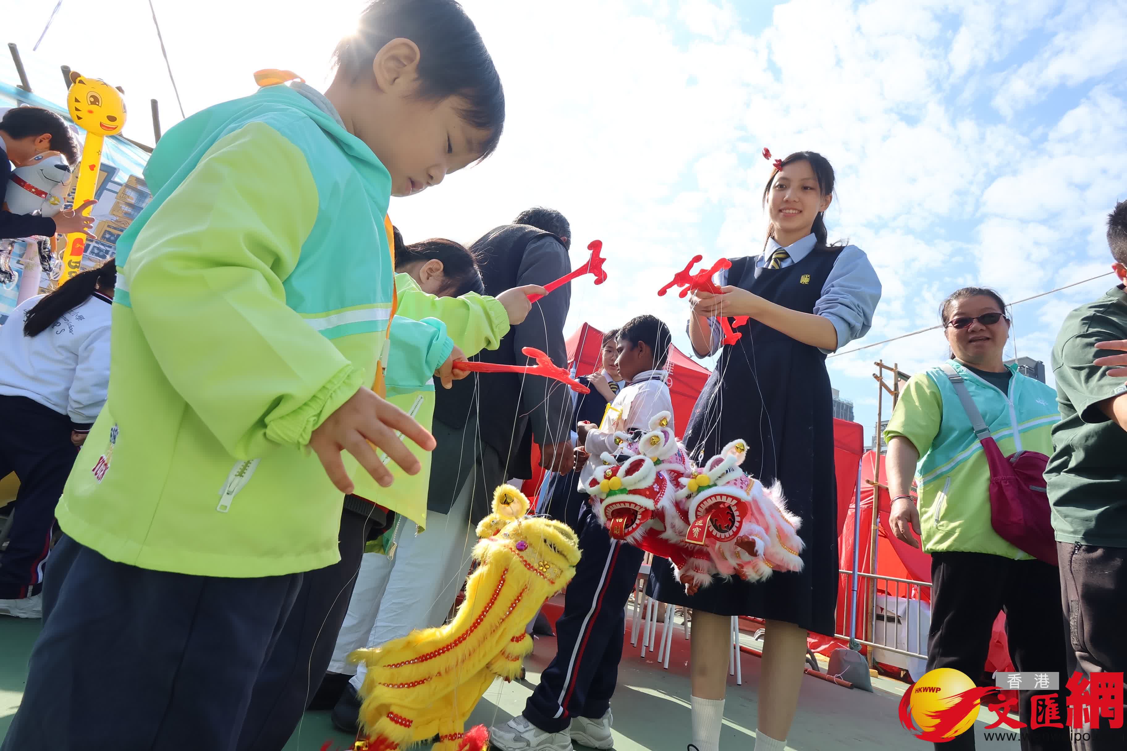 14個馬年年宵市場正式開鑼，維園現場熙熙攘攘。（香港文匯報記者 涂穴 攝）