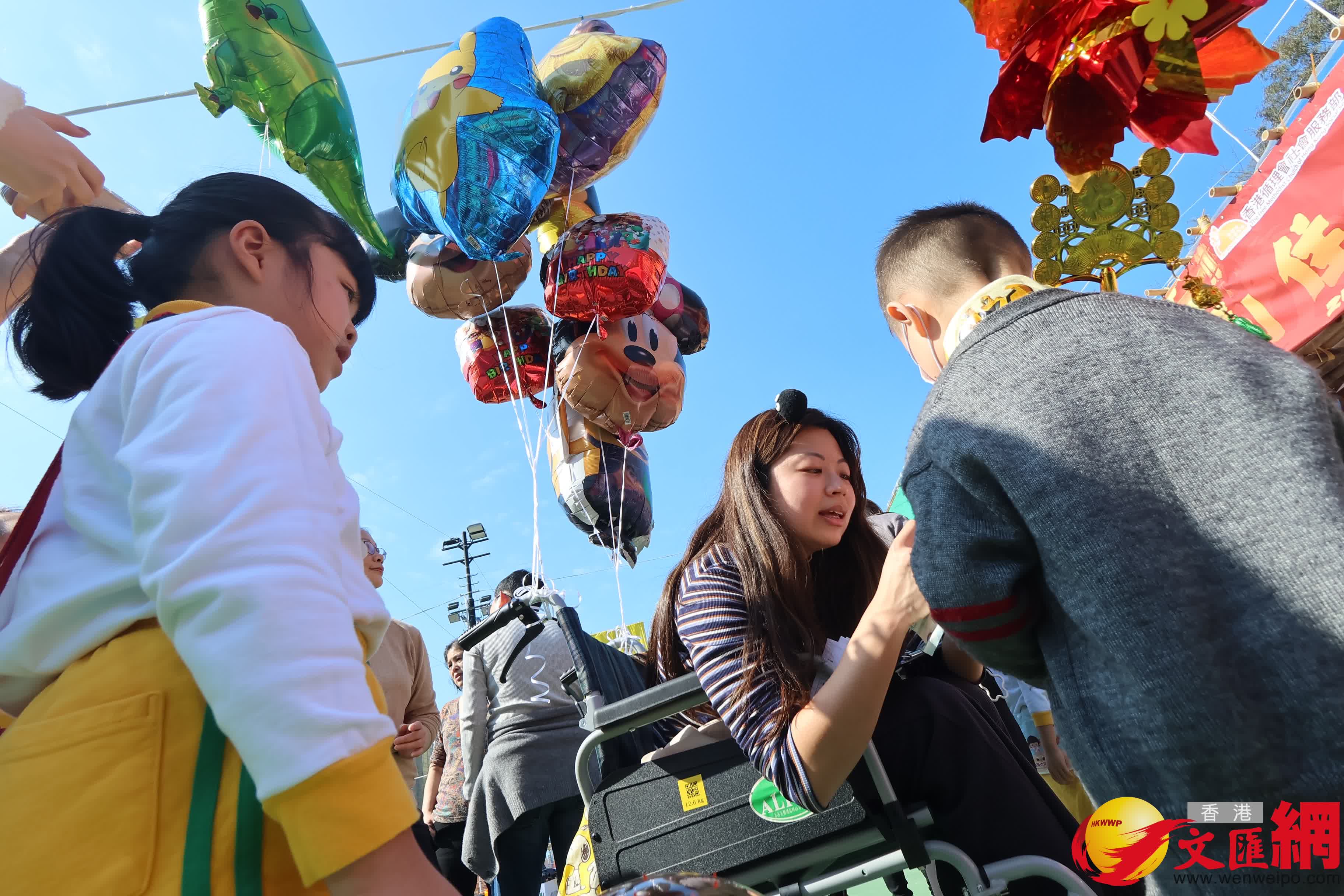 14個馬年年宵市場正式開鑼，維園現場熙熙攘攘。（香港文匯報記者 涂穴 攝）
