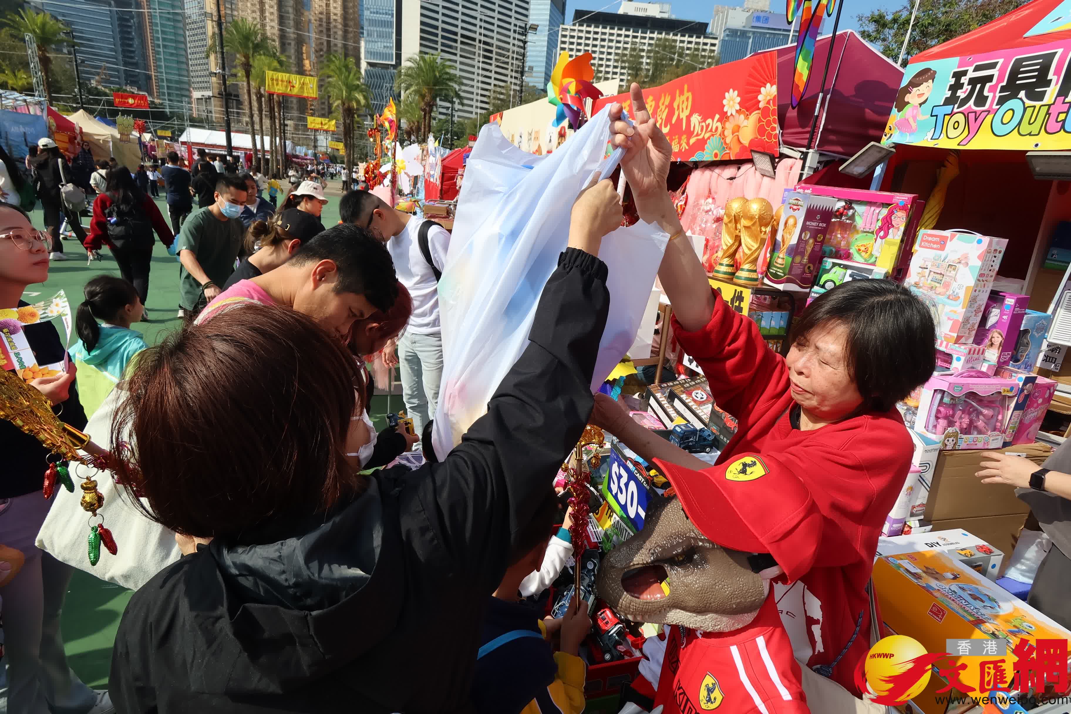 14個馬年年宵市場正式開鑼，維園現場熙熙攘攘。（香港文匯報記者 涂穴 攝）