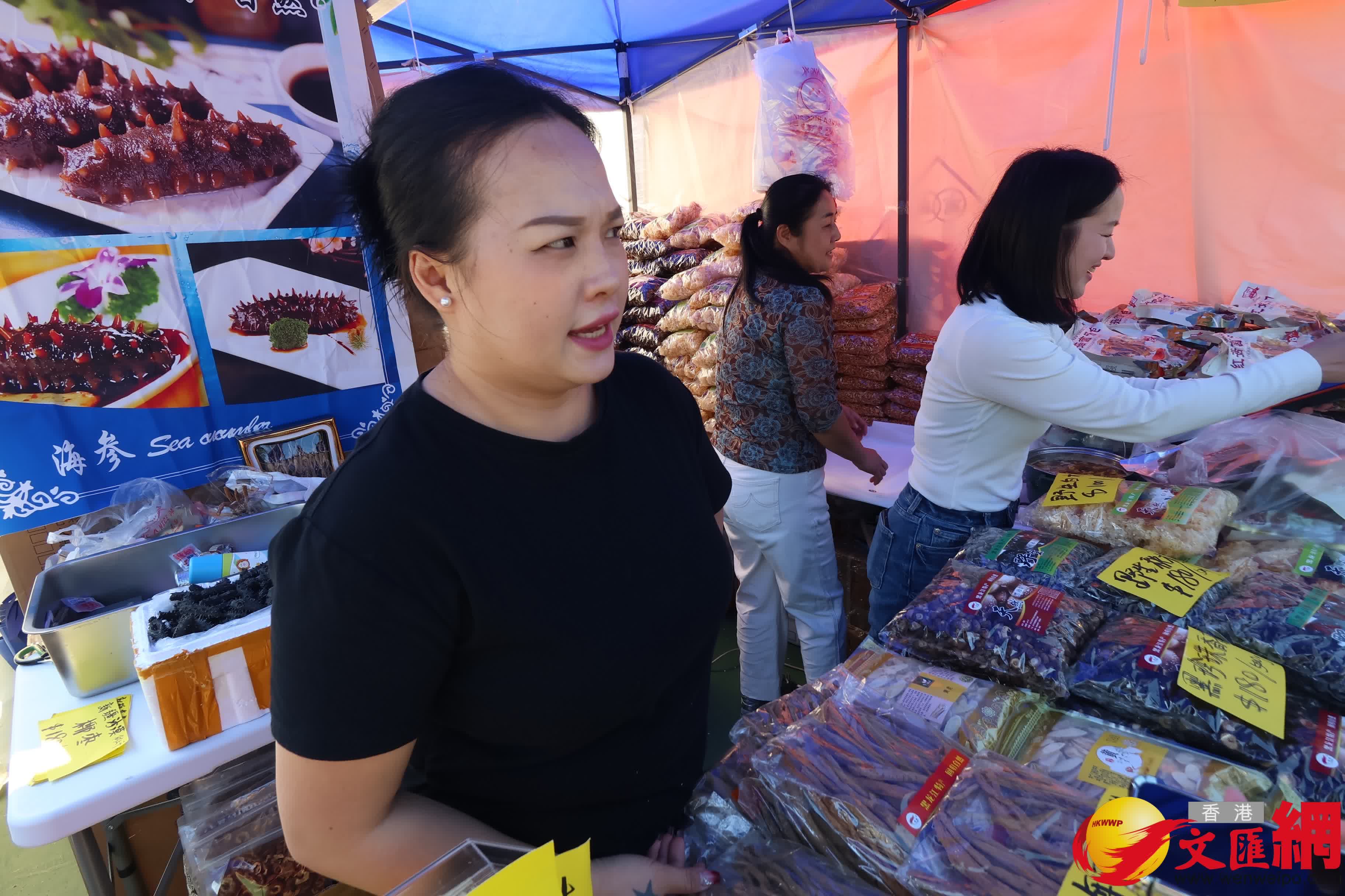 14個馬年年宵市場正式開鑼，維園現場熙熙攘攘。（香港文匯報記者 涂穴 攝）