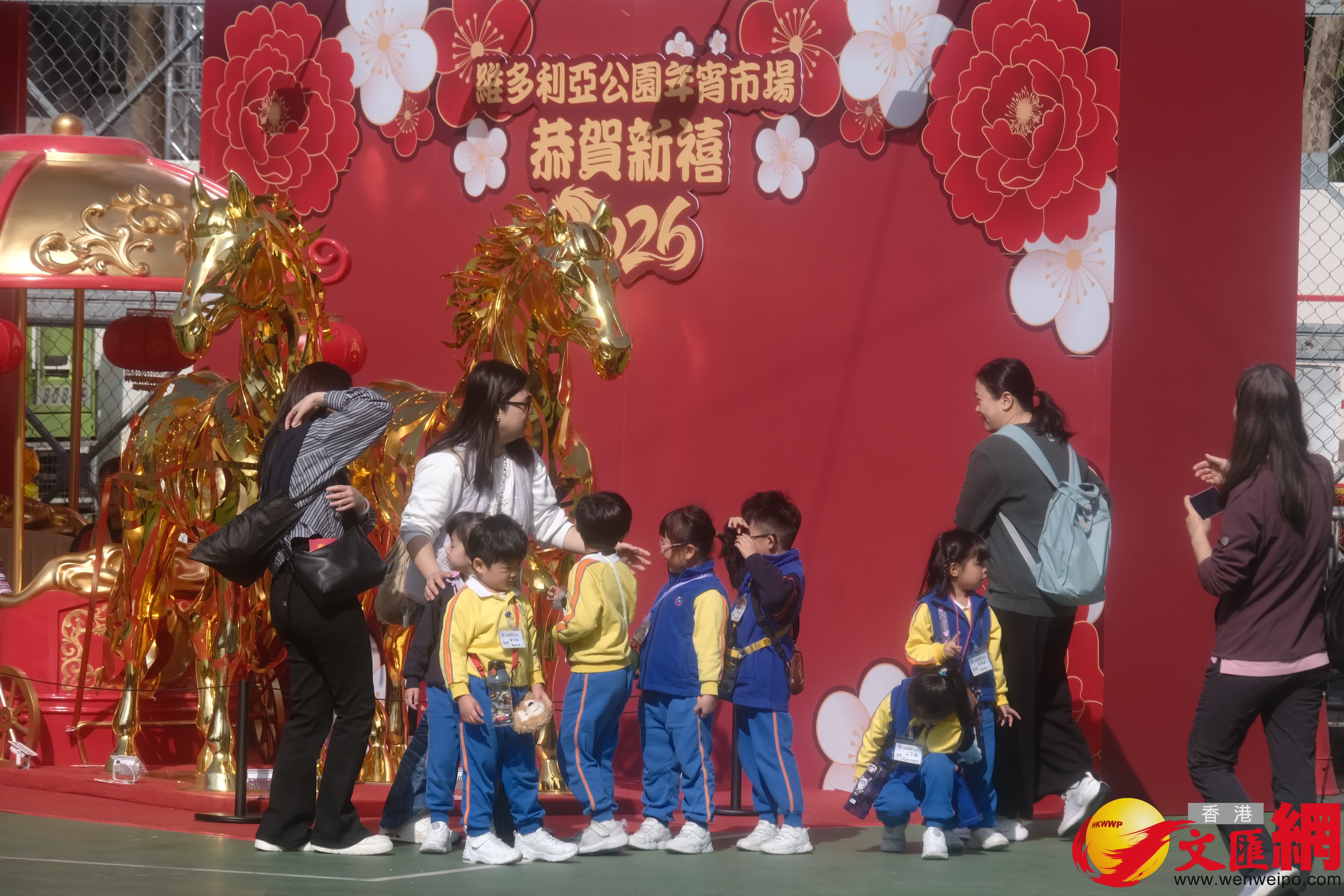 14個馬年年宵市場正式開鑼，維園現場熙熙攘攘。（香港文匯報記者 涂穴 攝）