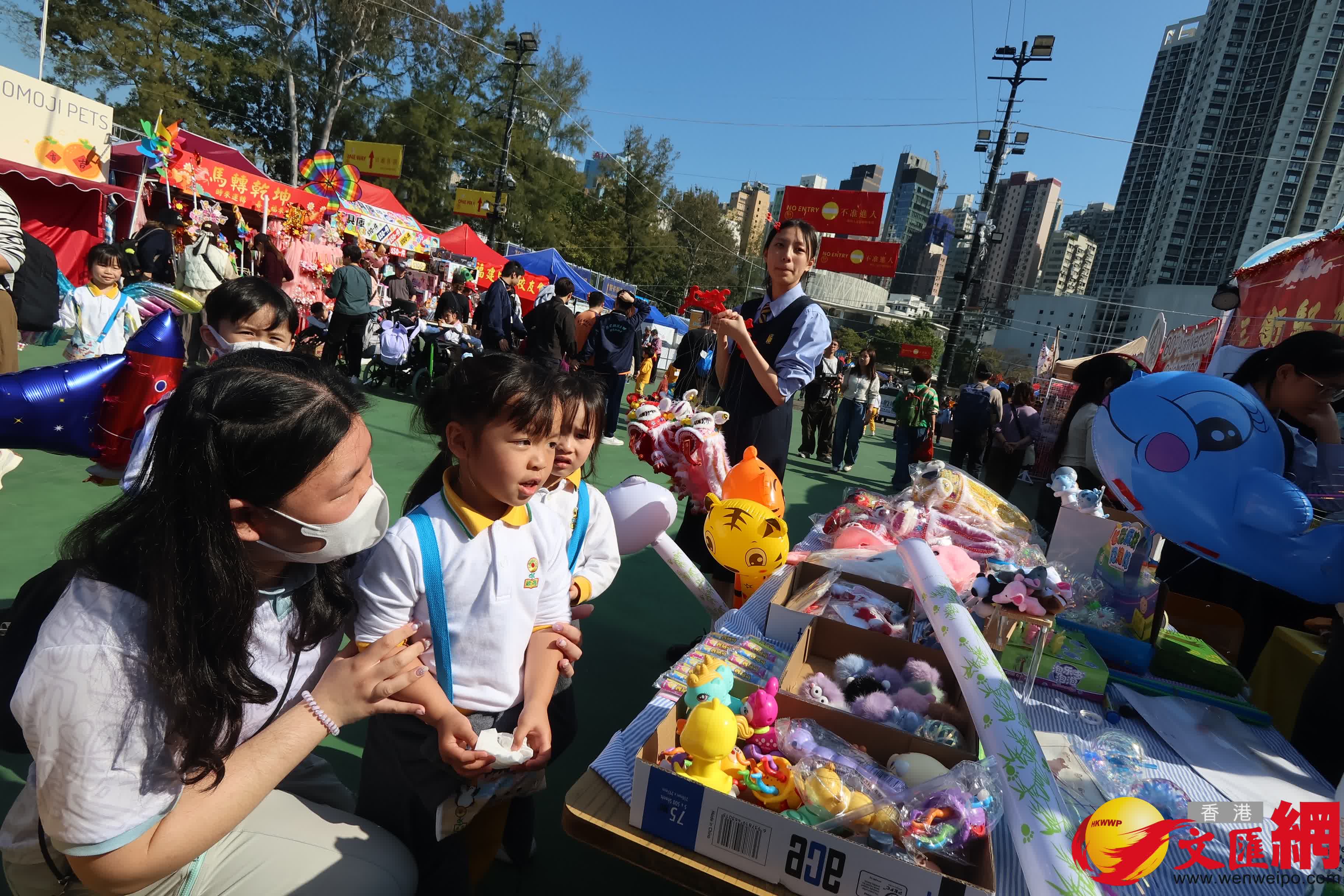 14個馬年年宵市場正式開鑼，維園現場熙熙攘攘。（香港文匯報記者 涂穴 攝）