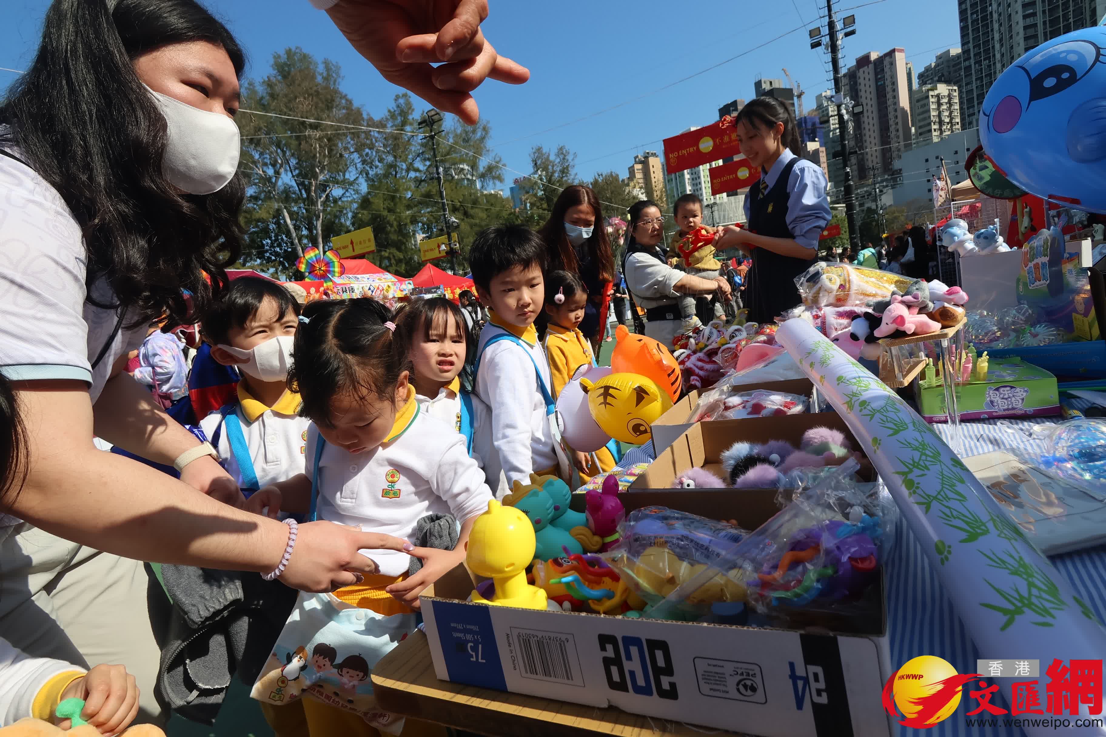 14個馬年年宵市場正式開鑼，維園現場熙熙攘攘。（香港文匯報記者 涂穴 攝）