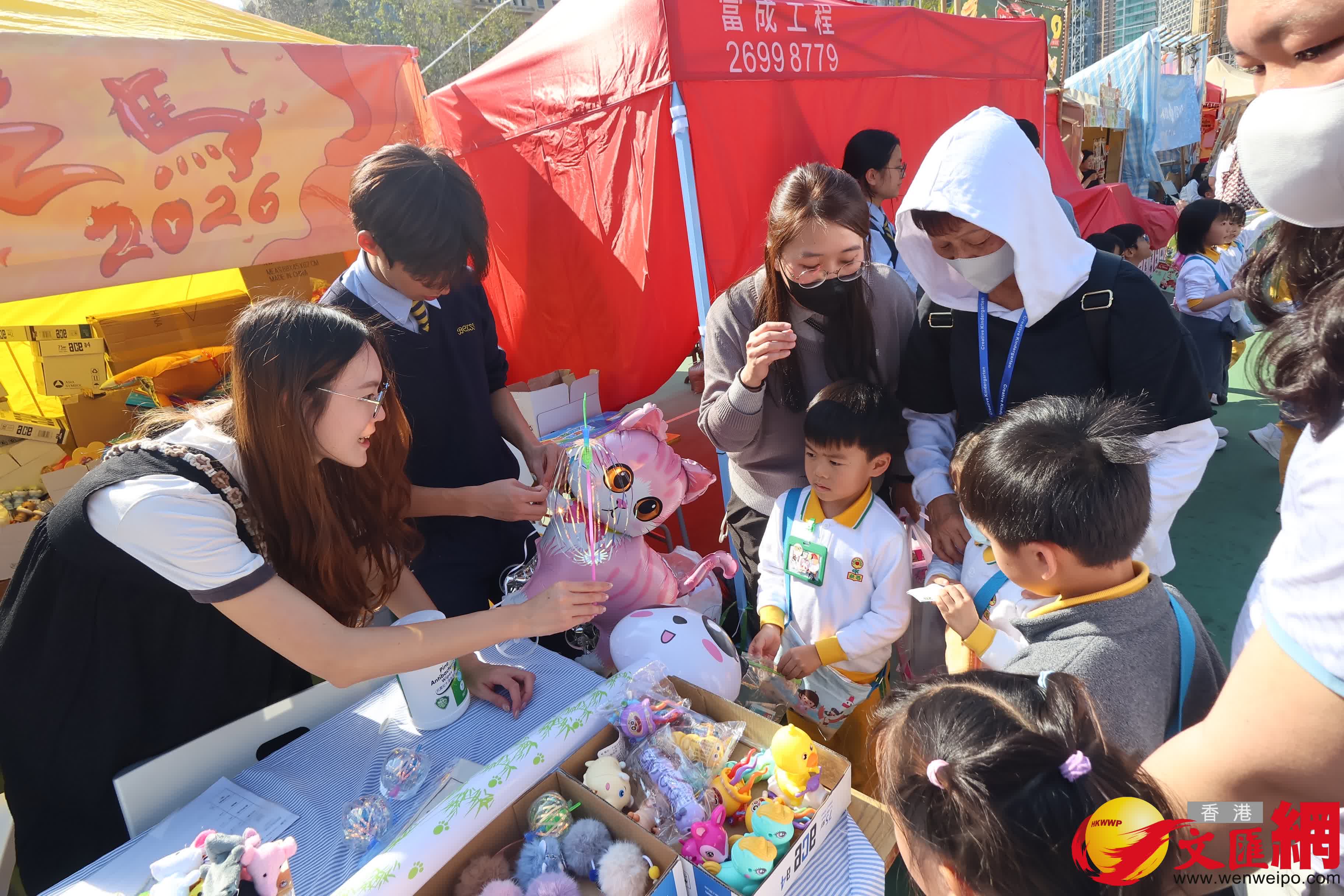 14個馬年年宵市場正式開鑼，維園現場熙熙攘攘。（香港文匯報記者 涂穴 攝）