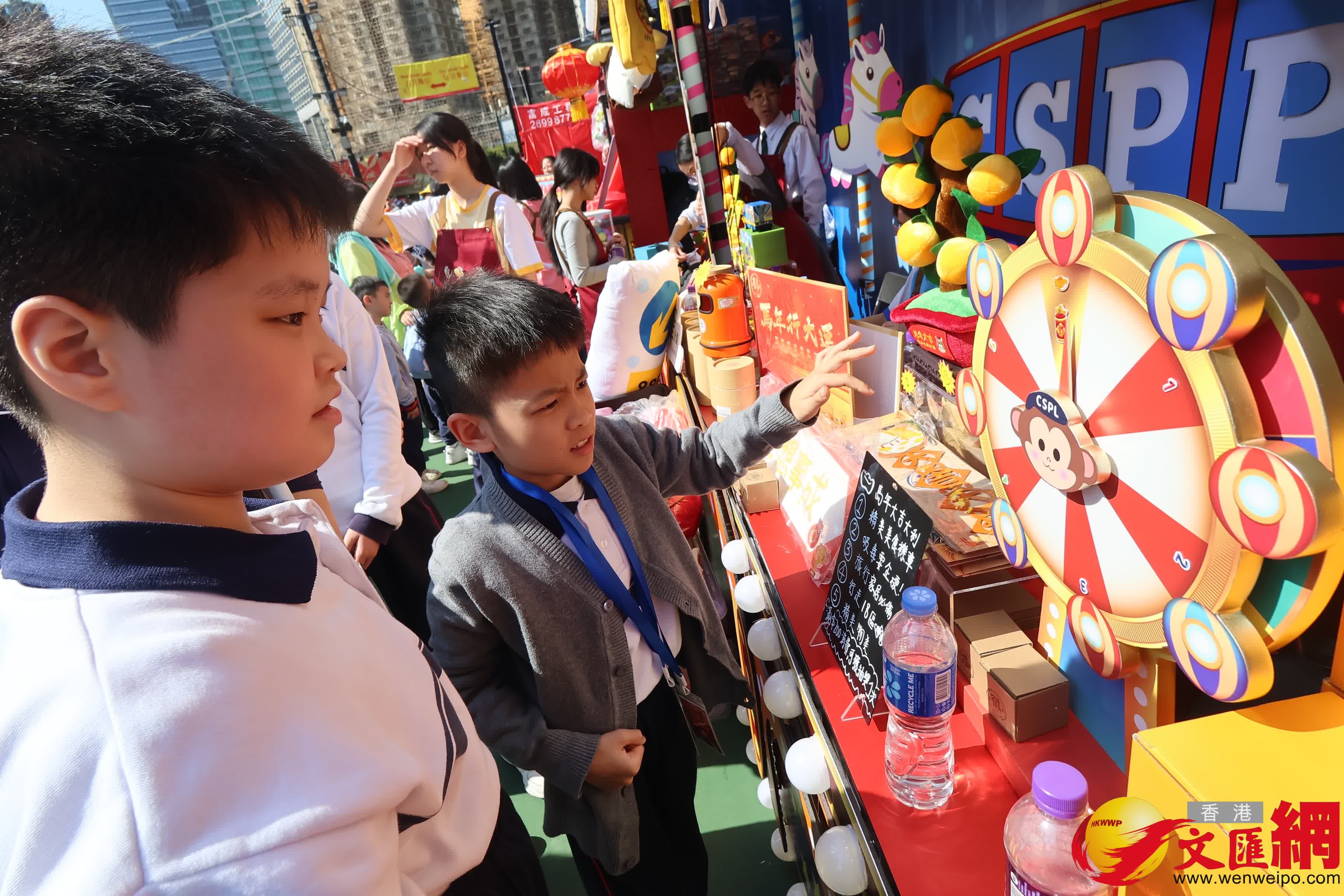 14個馬年年宵市場正式開鑼，維園現場熙熙攘攘。（香港文匯報記者 涂穴 攝）