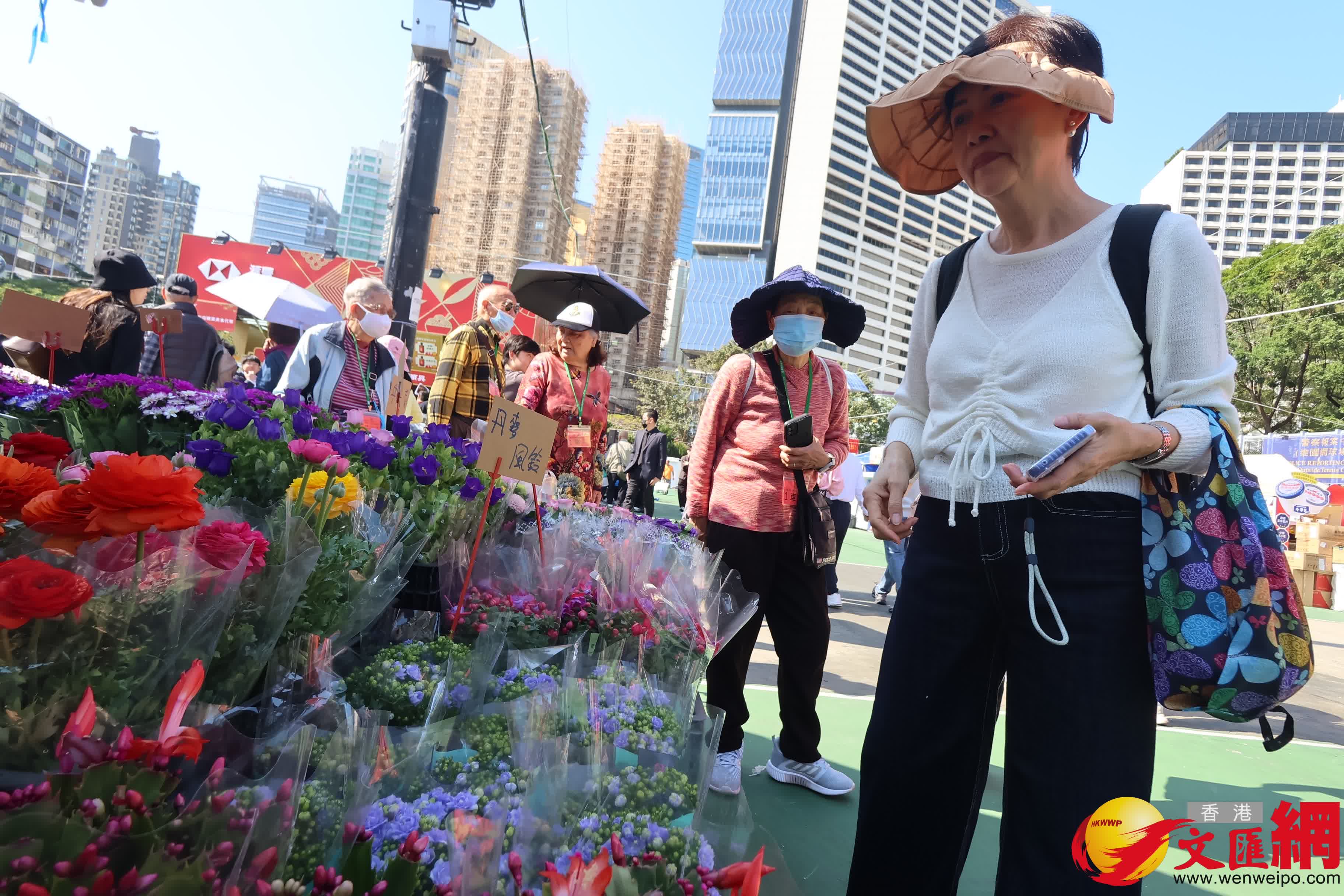 14個馬年年宵市場正式開鑼，維園現場熙熙攘攘。（香港文匯報記者 涂穴 攝）