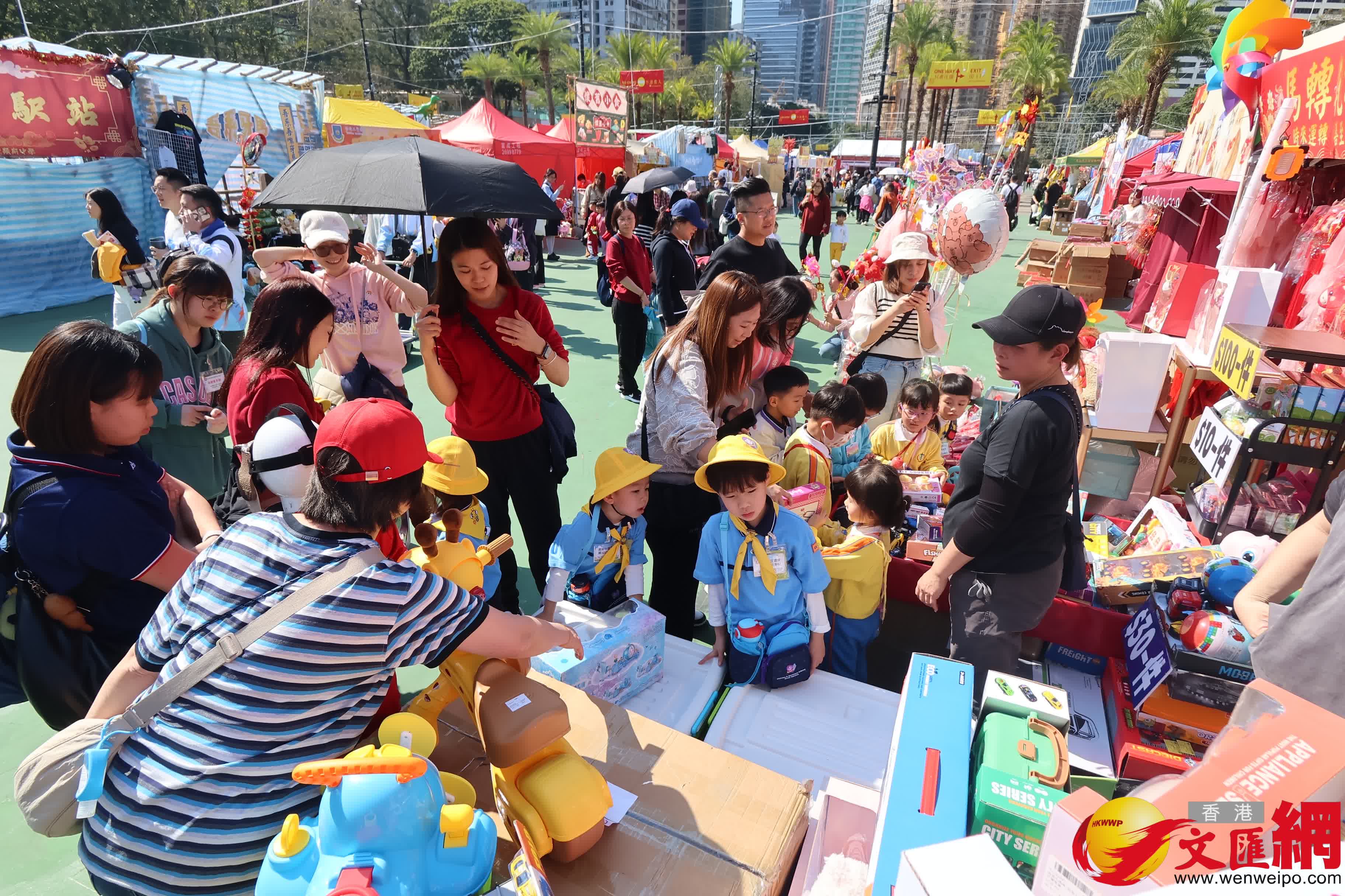 14個馬年年宵市場正式開鑼，維園現場熙熙攘攘。（香港文匯報記者 涂穴 攝）