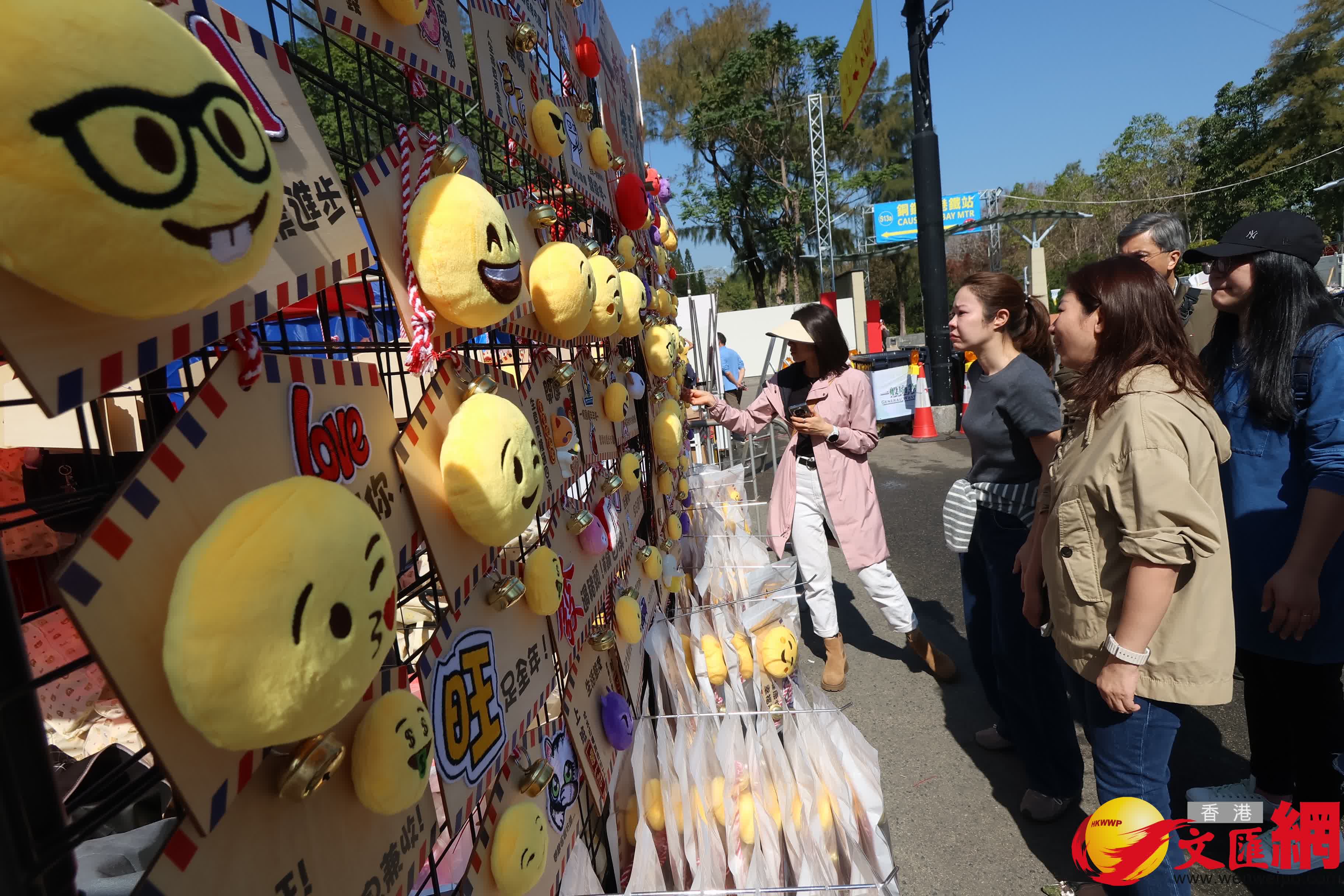 14個馬年年宵市場正式開鑼，維園現場熙熙攘攘。（香港文匯報記者 涂穴 攝）