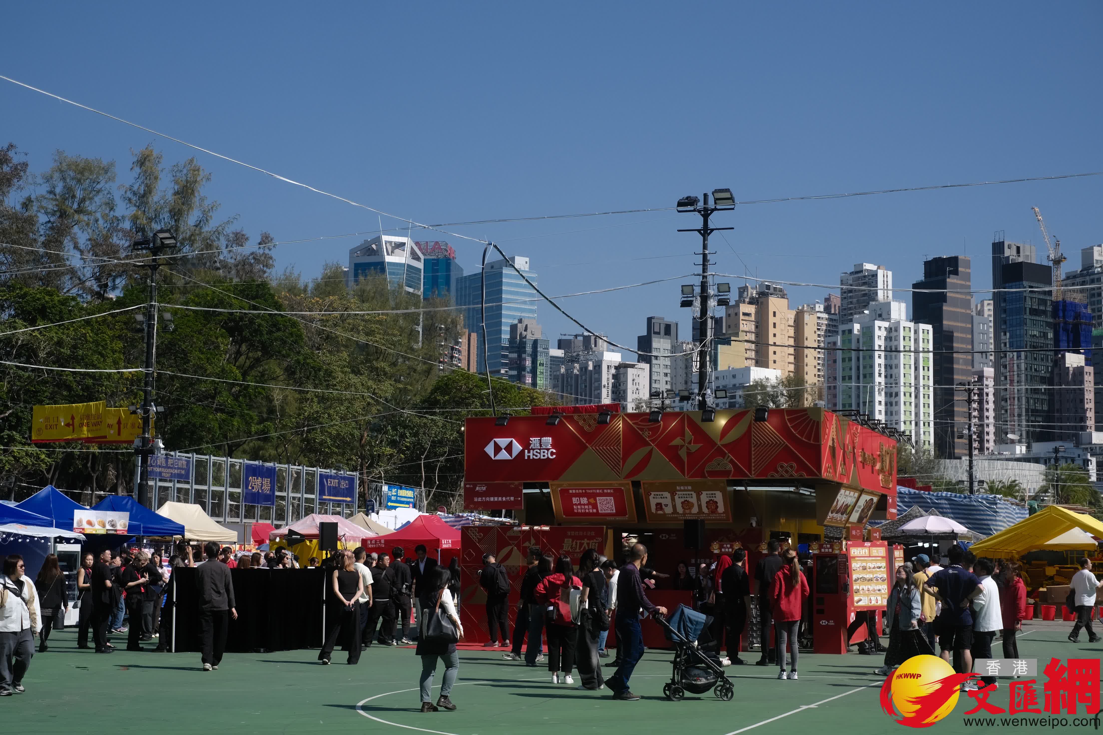 14個馬年年宵市場正式開鑼，維園現場熙熙攘攘。（香港文匯報記者 涂穴 攝）