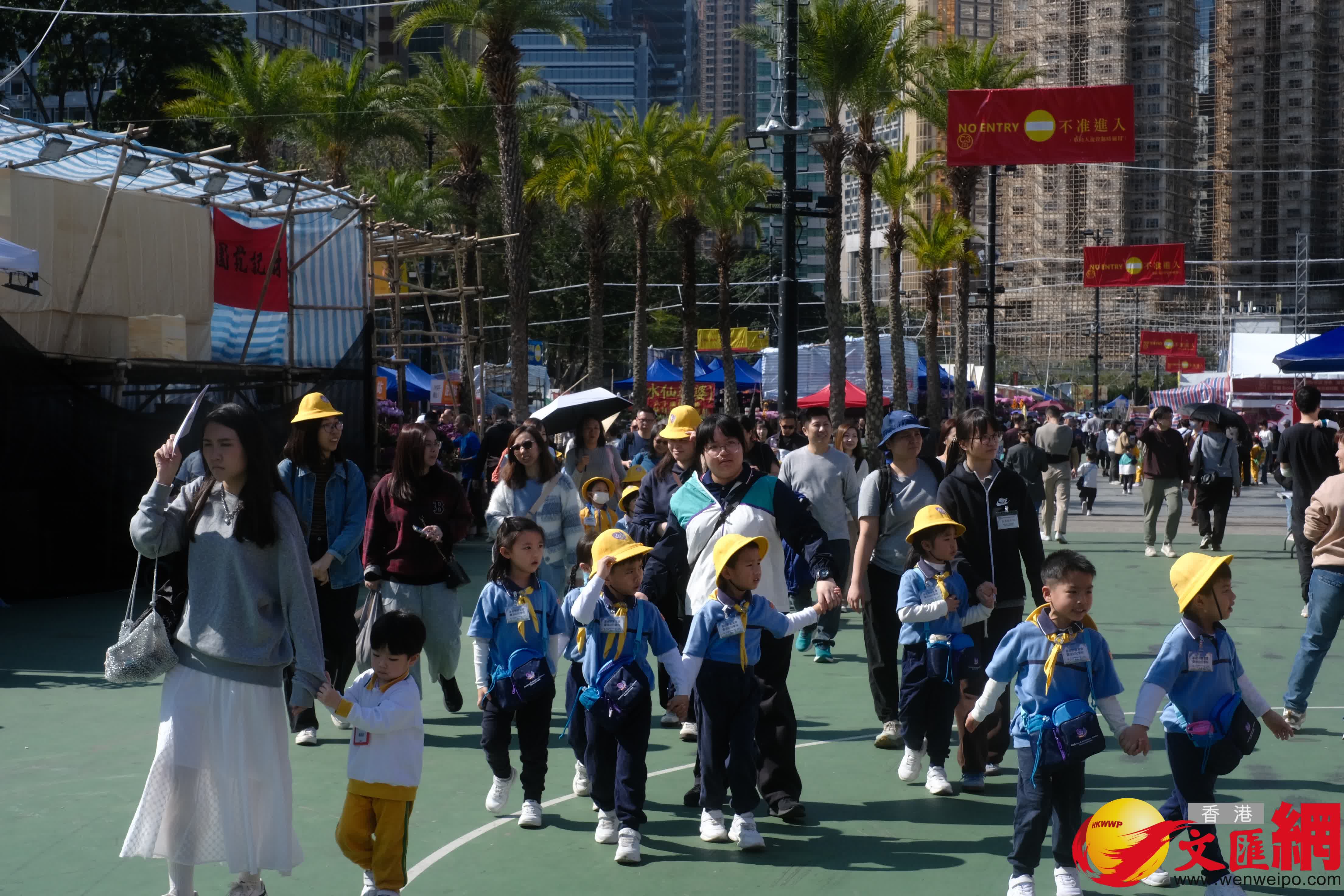 14個馬年年宵市場正式開鑼，維園現場熙熙攘攘。（香港文匯報記者 涂穴 攝）