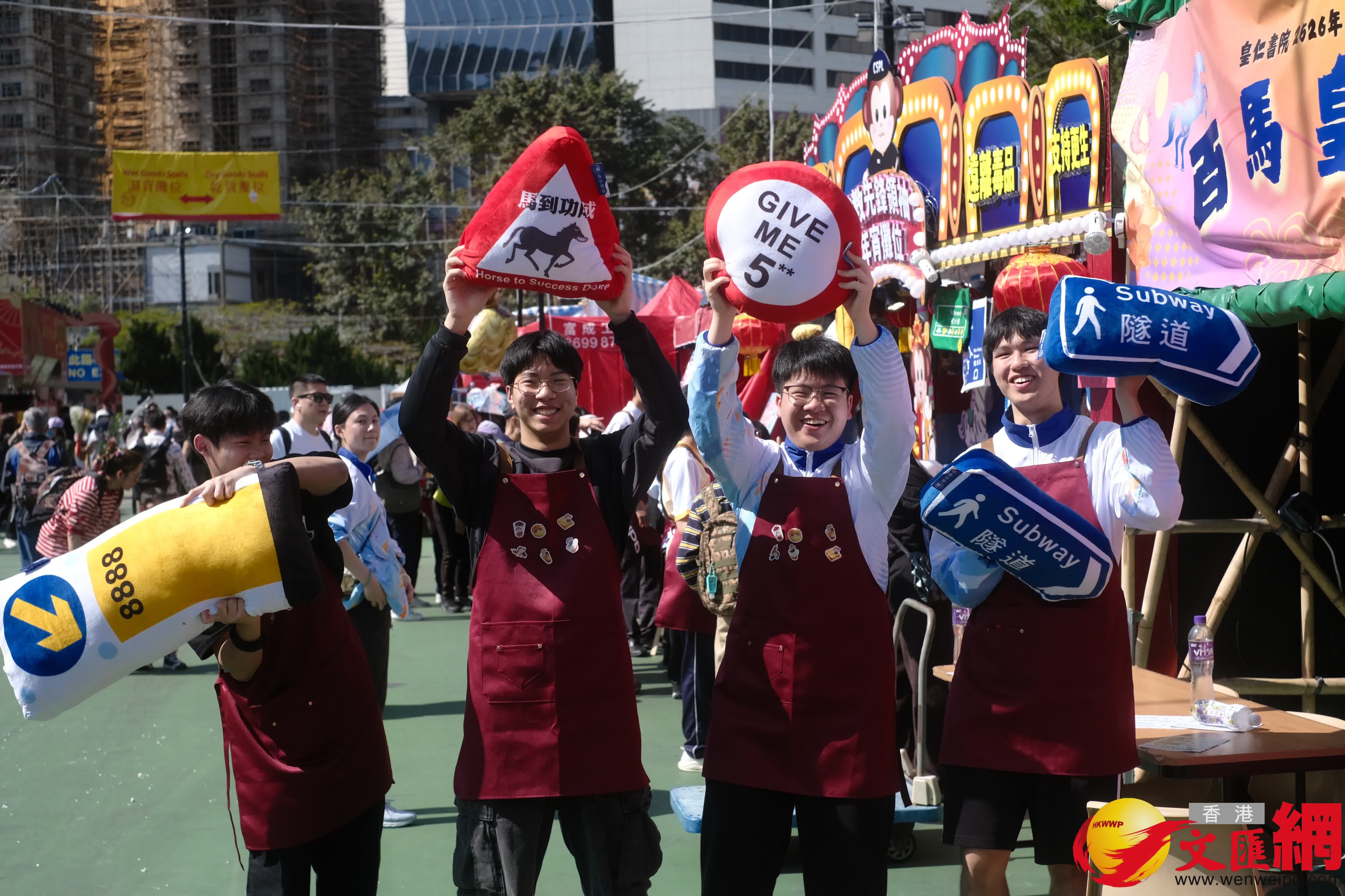 14個馬年年宵市場正式開鑼，維園現場熙熙攘攘。（香港文匯報記者 涂穴 攝）