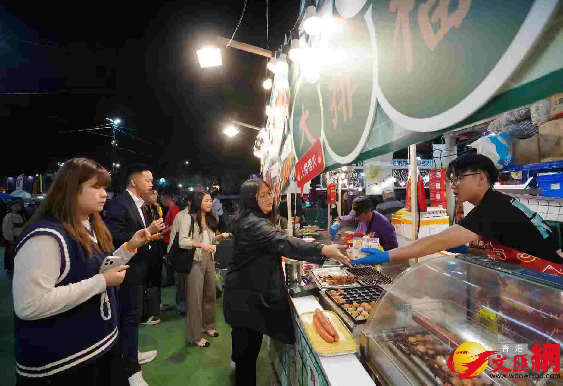 維園現場熙熙攘攘，處處洋溢着喜慶的節日氣息。（香港文匯報記者 曾興偉 攝）