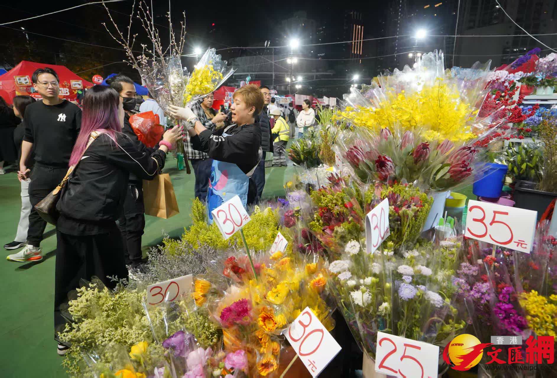 維園現場熙熙攘攘，處處洋溢着喜慶的節日氣息。（香港文匯報記者 曾興偉 攝）