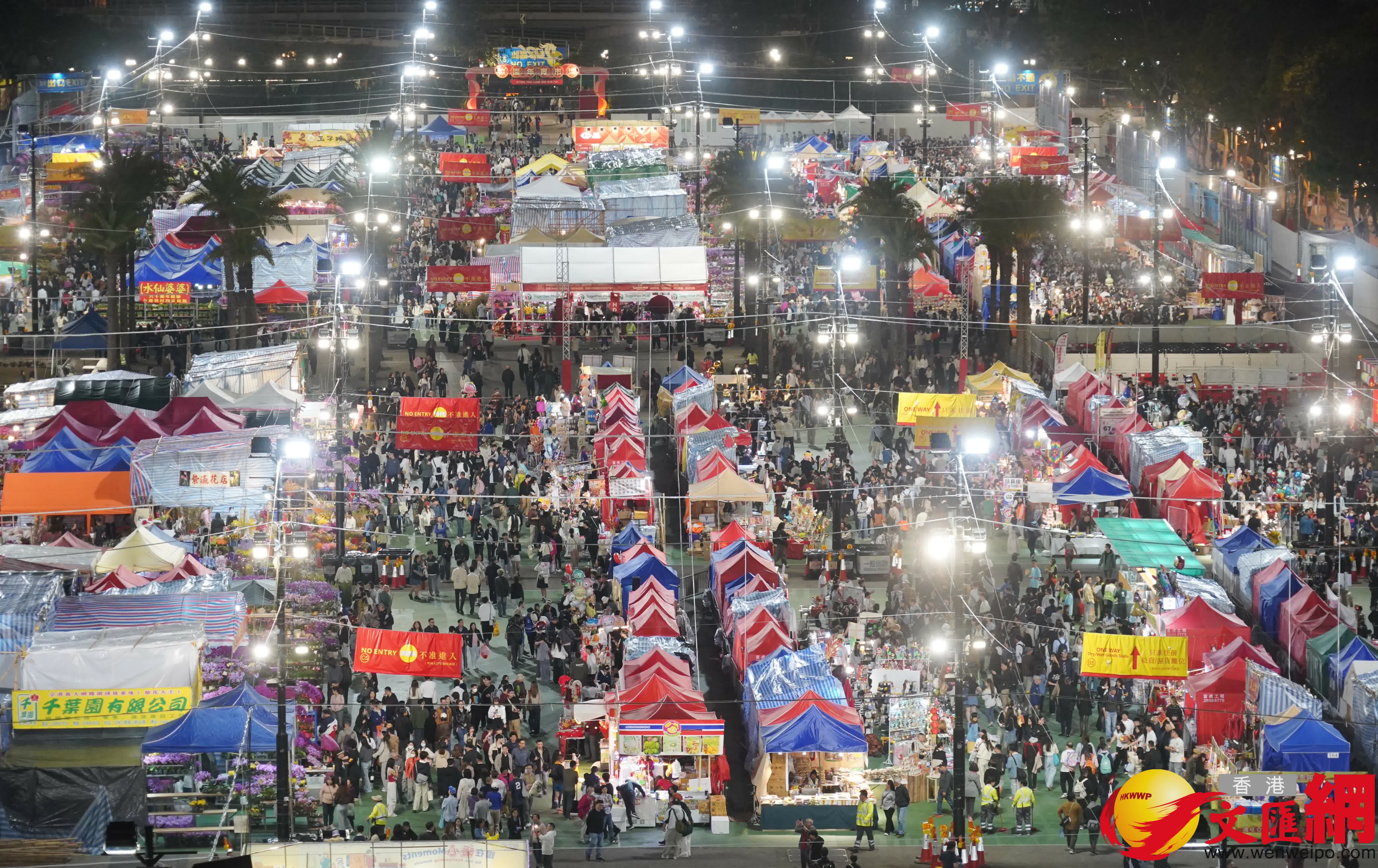 維園現場熙熙攘攘，處處洋溢着喜慶的節日氣息。（香港文匯報記者 曾興偉 攝）