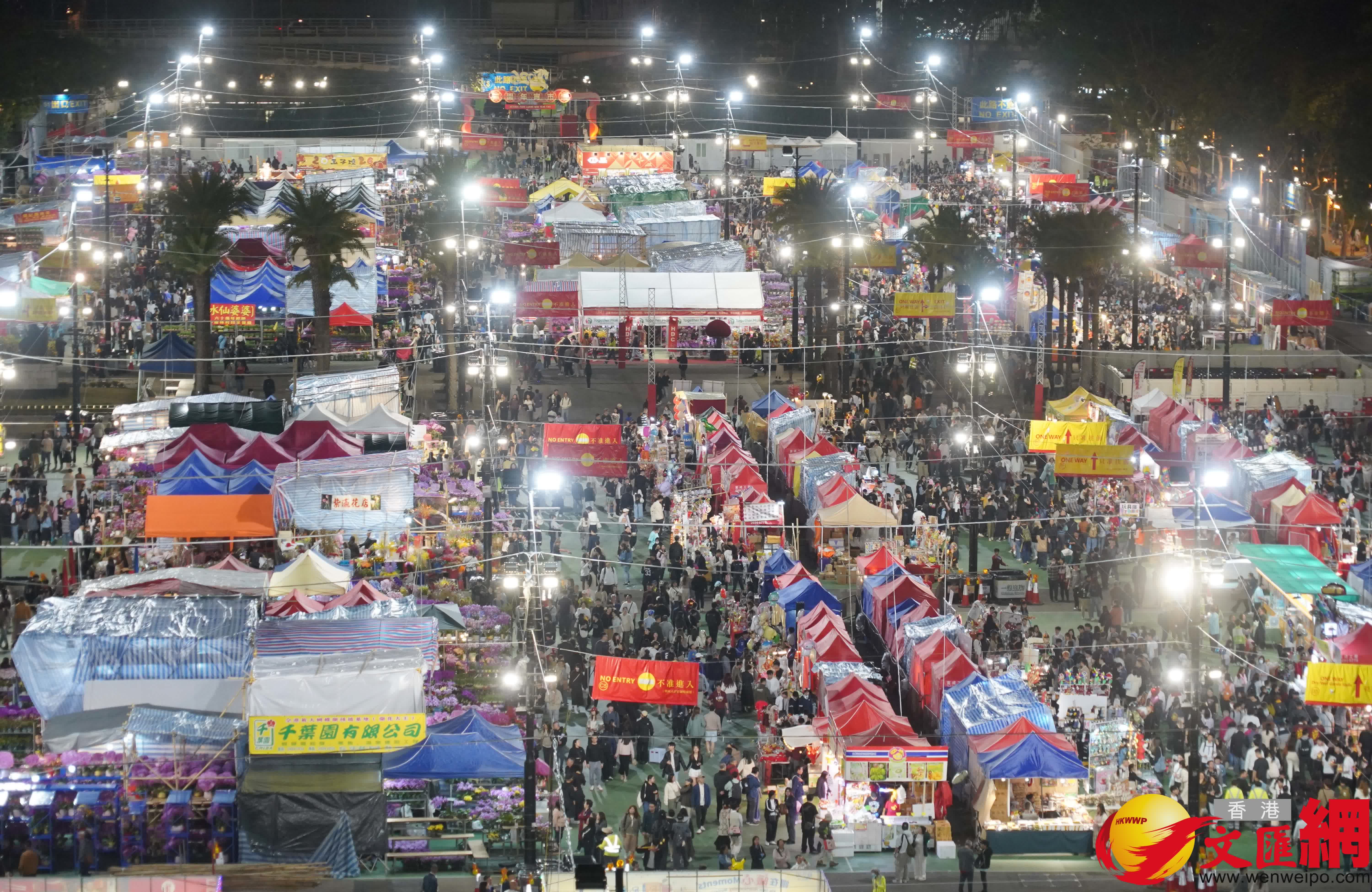 維園現場熙熙攘攘，處處洋溢着喜慶的節日氣息。（香港文匯報記者 曾興偉 攝）