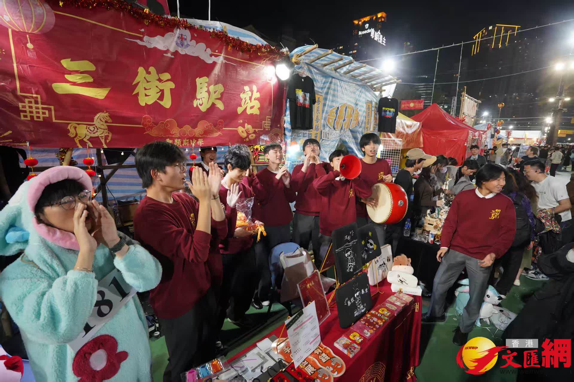 維園現場熙熙攘攘，處處洋溢着喜慶的節日氣息。（香港文匯報記者 曾興偉 攝）