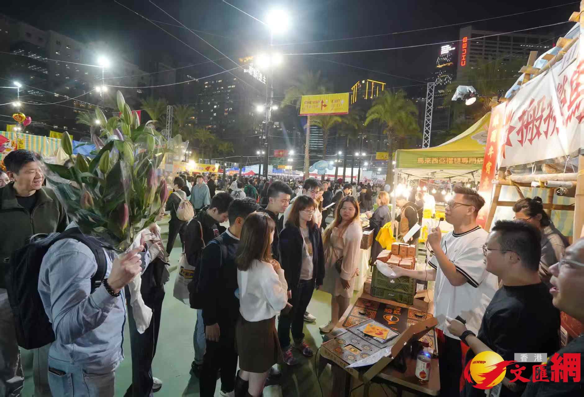 維園現場熙熙攘攘，處處洋溢着喜慶的節日氣息。（香港文匯報記者 曾興偉 攝）