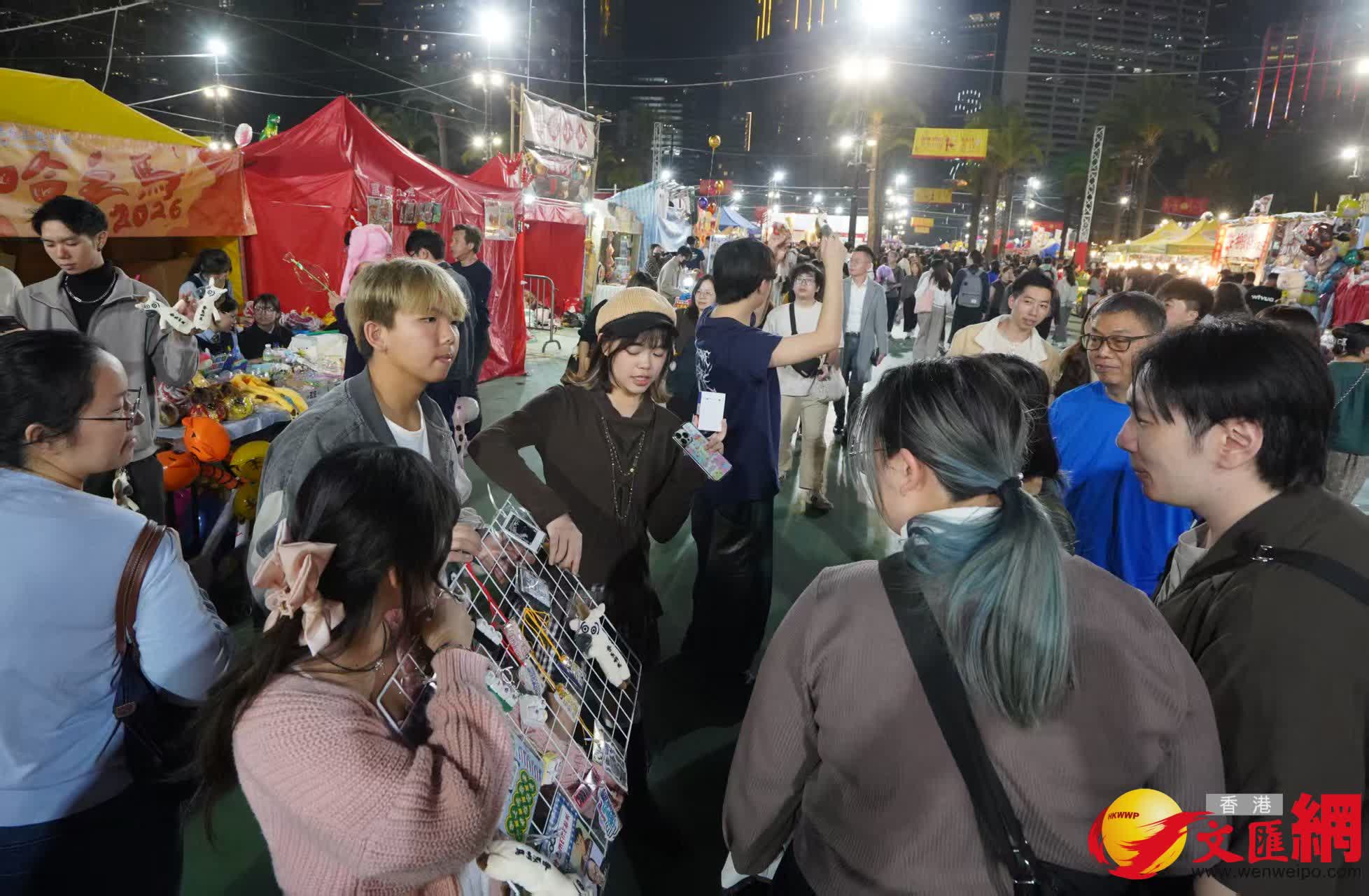 維園現場熙熙攘攘，處處洋溢着喜慶的節日氣息。（香港文匯報記者 曾興偉 攝）
