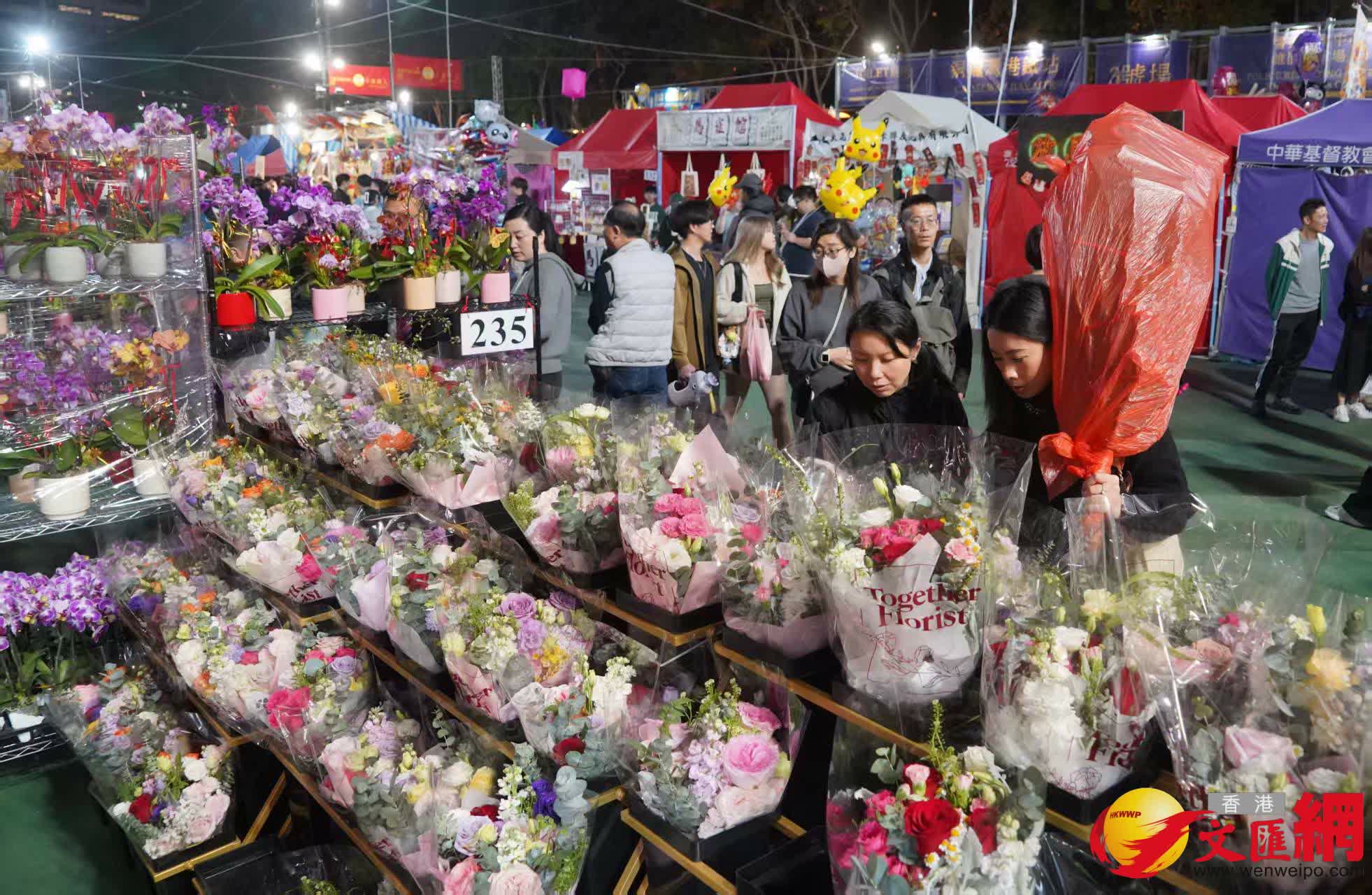 維園現場熙熙攘攘，處處洋溢着喜慶的節日氣息。（香港文匯報記者 曾興偉 攝）