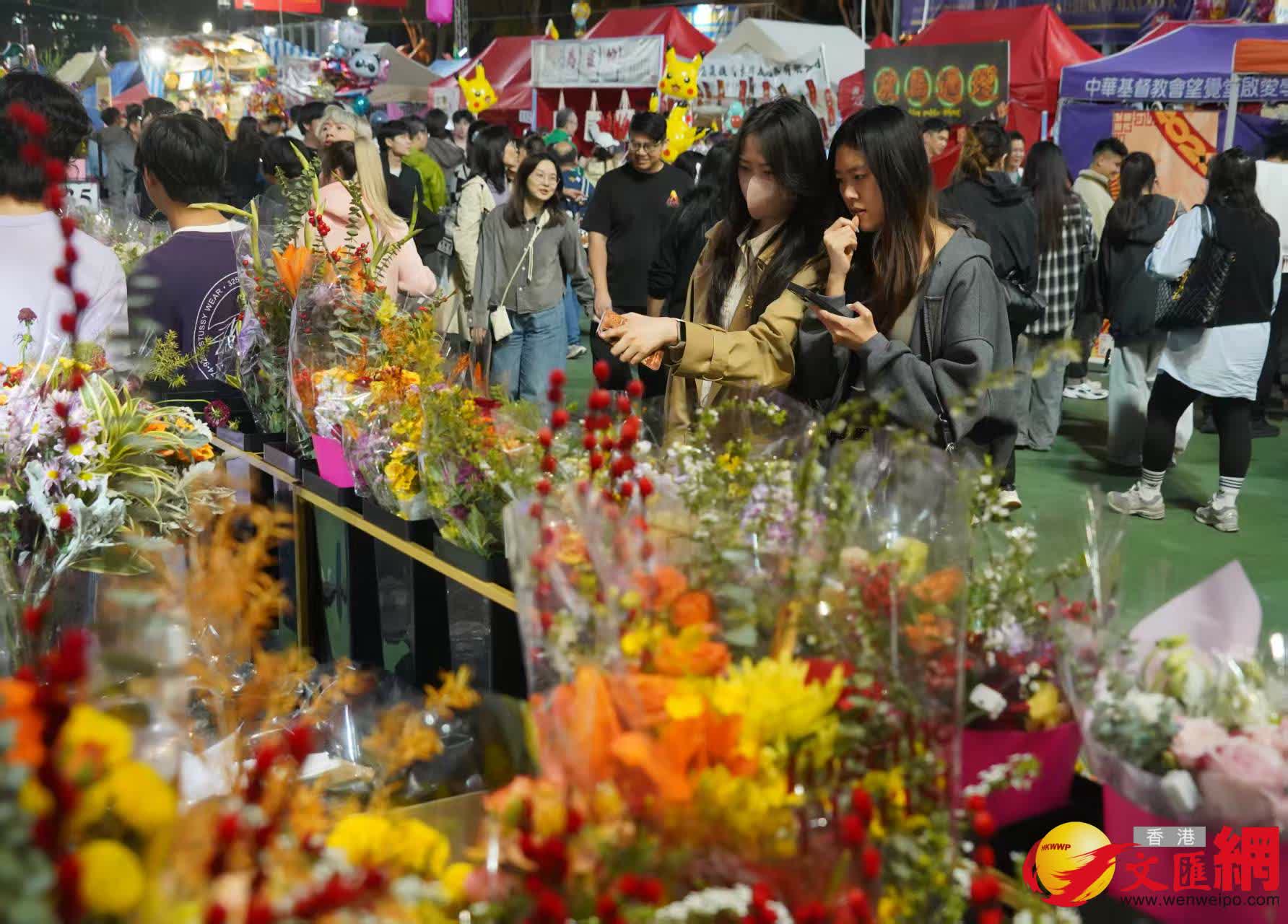 維園現場熙熙攘攘，處處洋溢着喜慶的節日氣息。（香港文匯報記者 曾興偉 攝）
