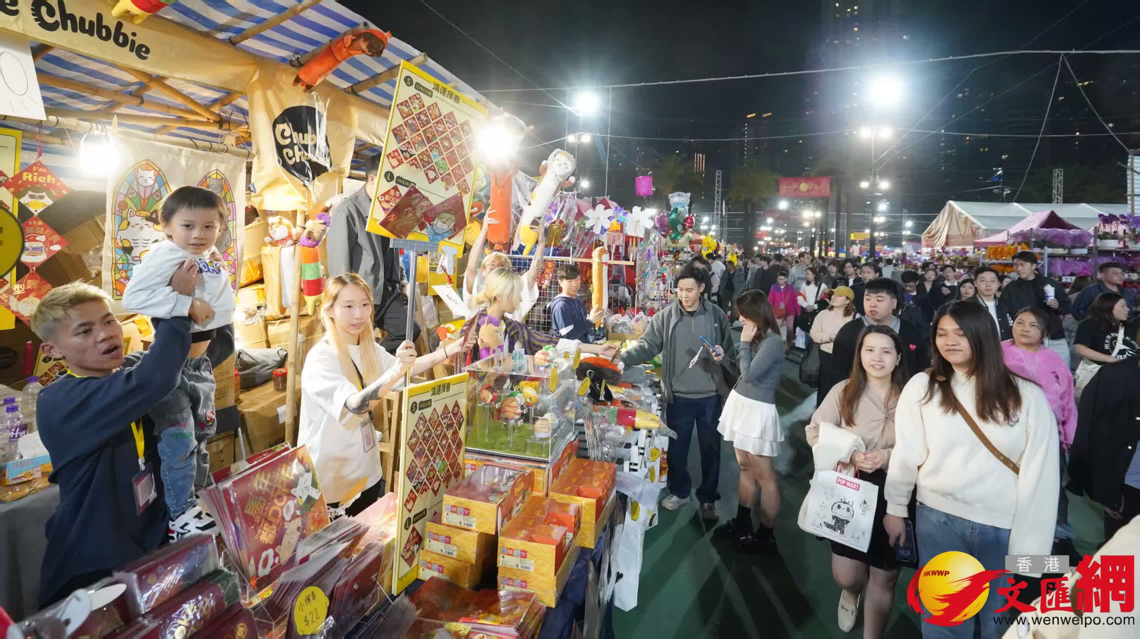 維園現場熙熙攘攘，處處洋溢着喜慶的節日氣息。（香港文匯報記者 曾興偉 攝）