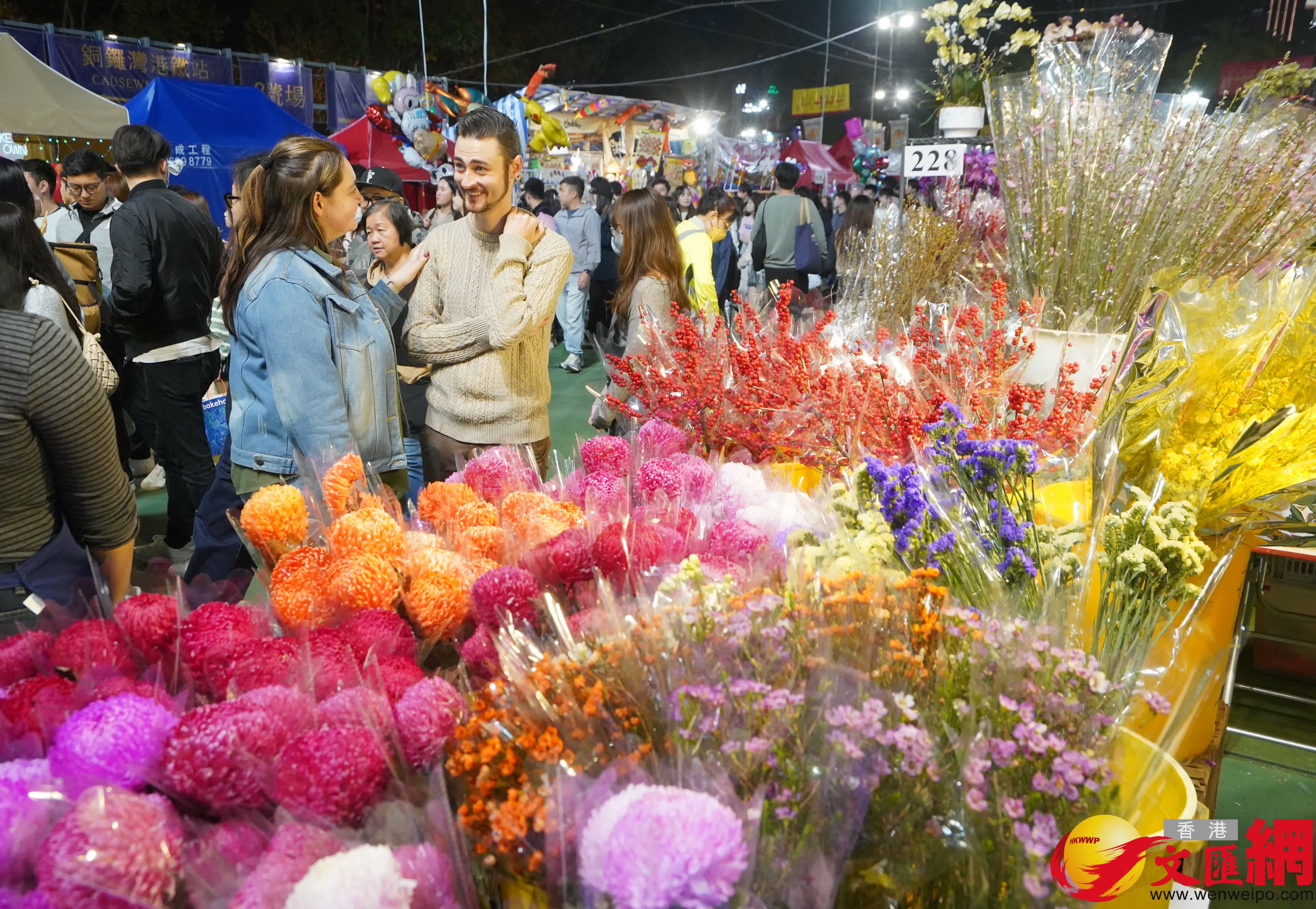 維園現場熙熙攘攘，處處洋溢着喜慶的節日氣息。（香港文匯報記者 曾興偉 攝）
