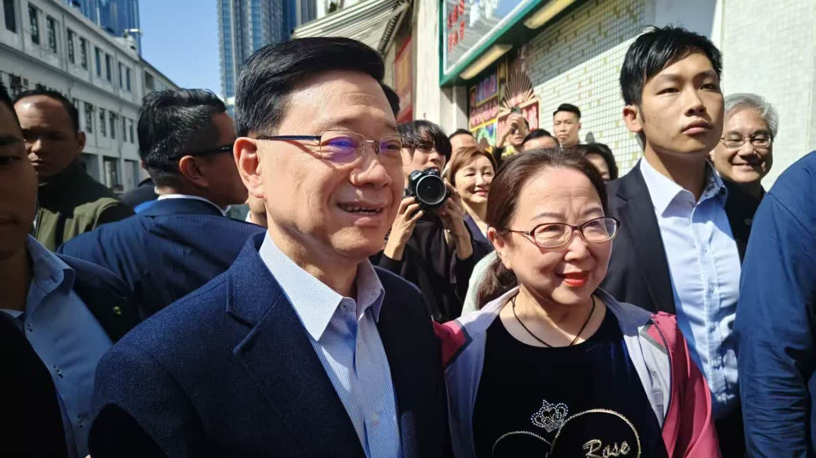 李家超落區油尖旺　與住戶話家常聽民意