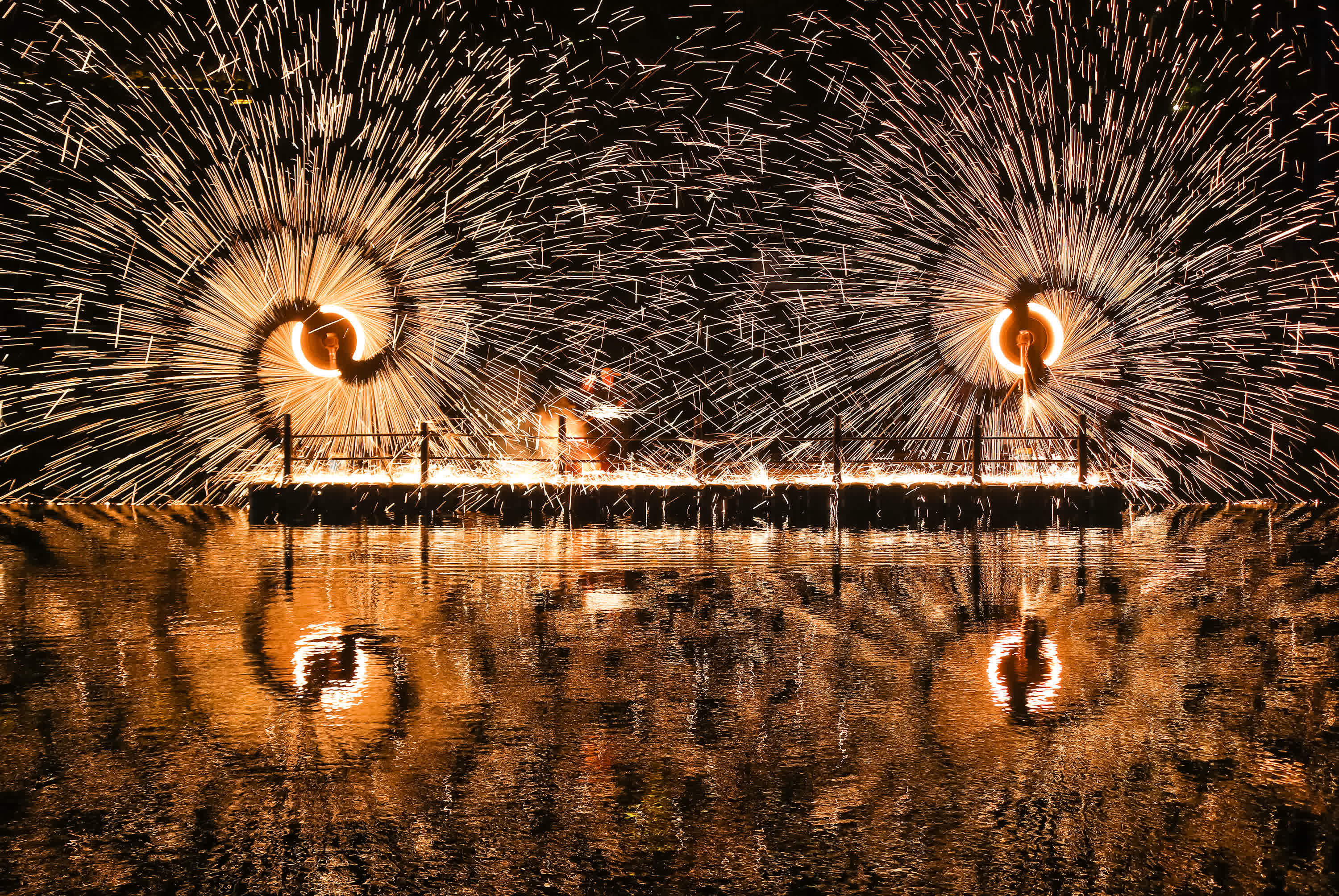 2月13日，民間藝人在江蘇省句容市寶華山國家森林公園表演打鐵花。（新華社）
