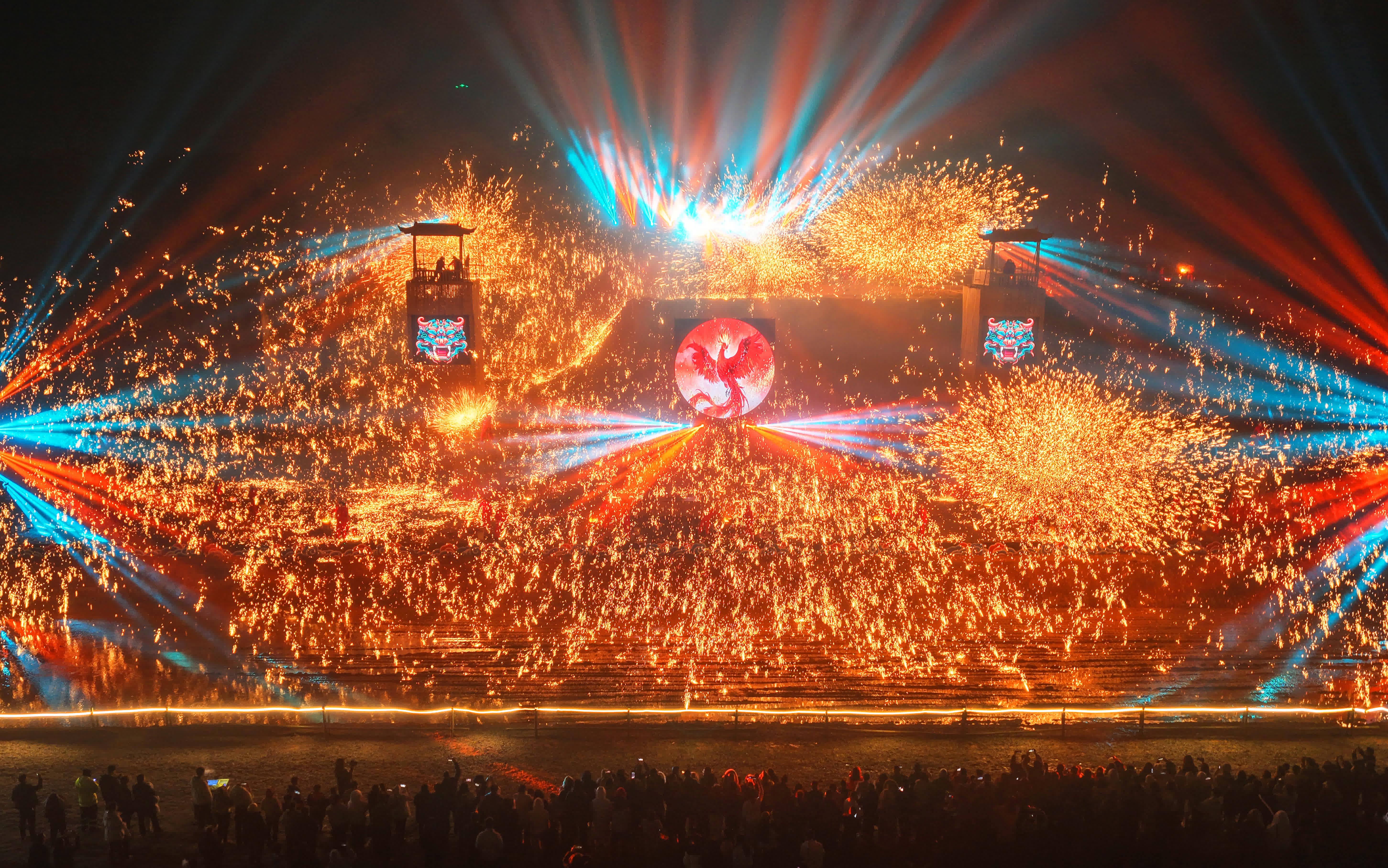 2月13日，在湖南省衡陽市南嶽區1944景區，民間藝人表演打鐵花（無人機照片）。（新華社）