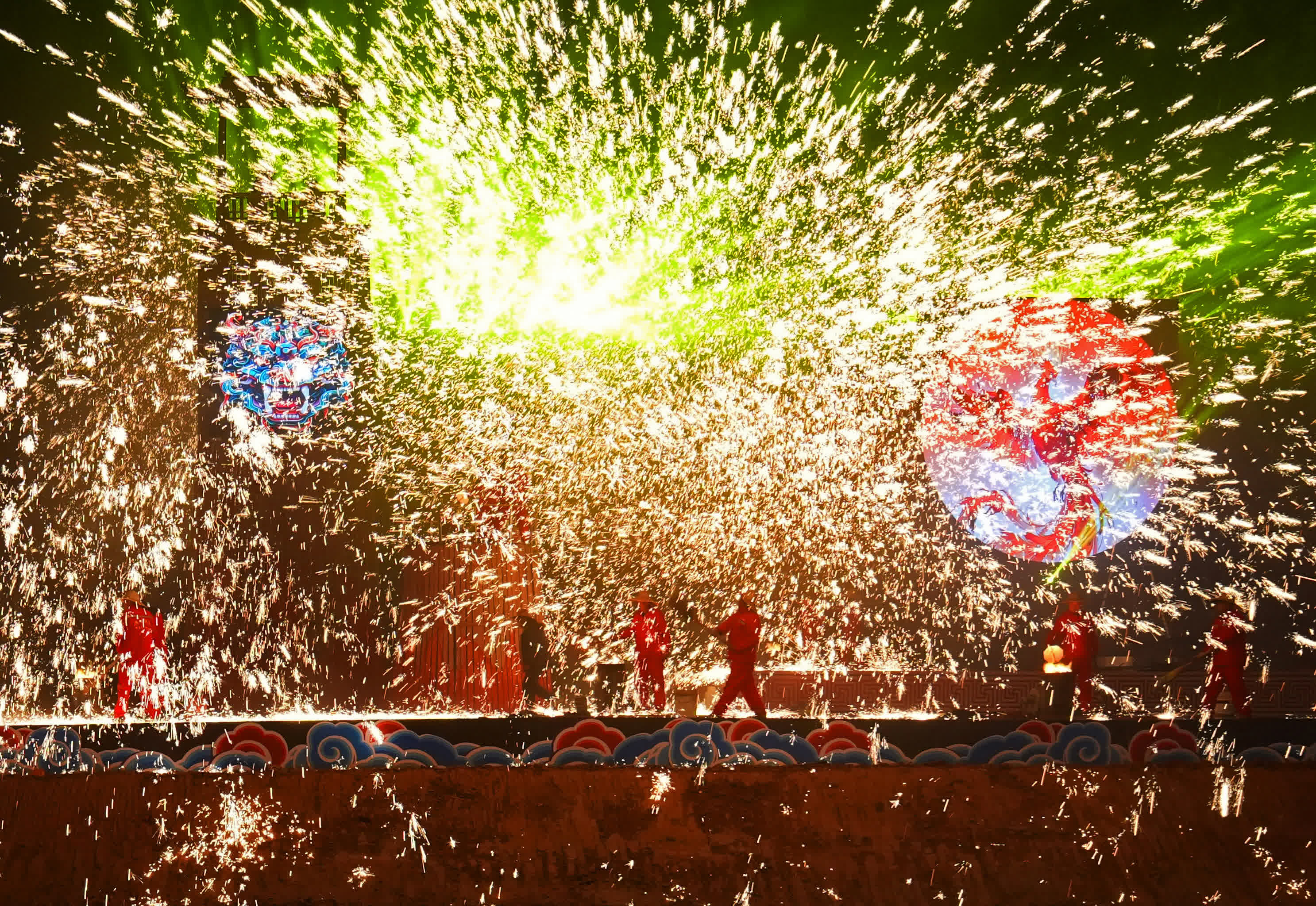 2月13日，在湖南省衡陽市南嶽區1944景區，民間藝人表演打鐵花。（新華社）