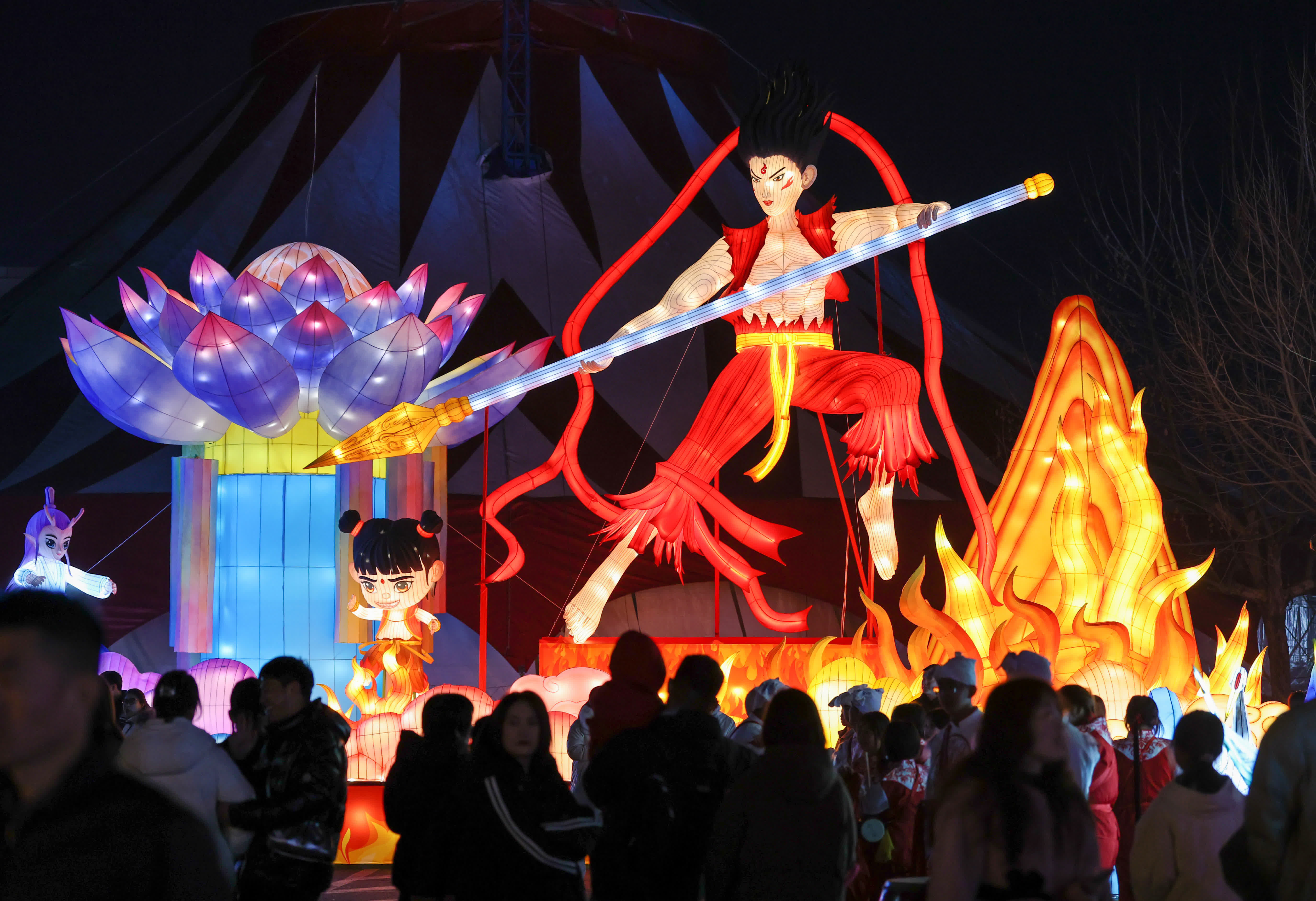 2月13日，遊客在石家莊市抱犢寨景區觀賞花燈。（新華社）