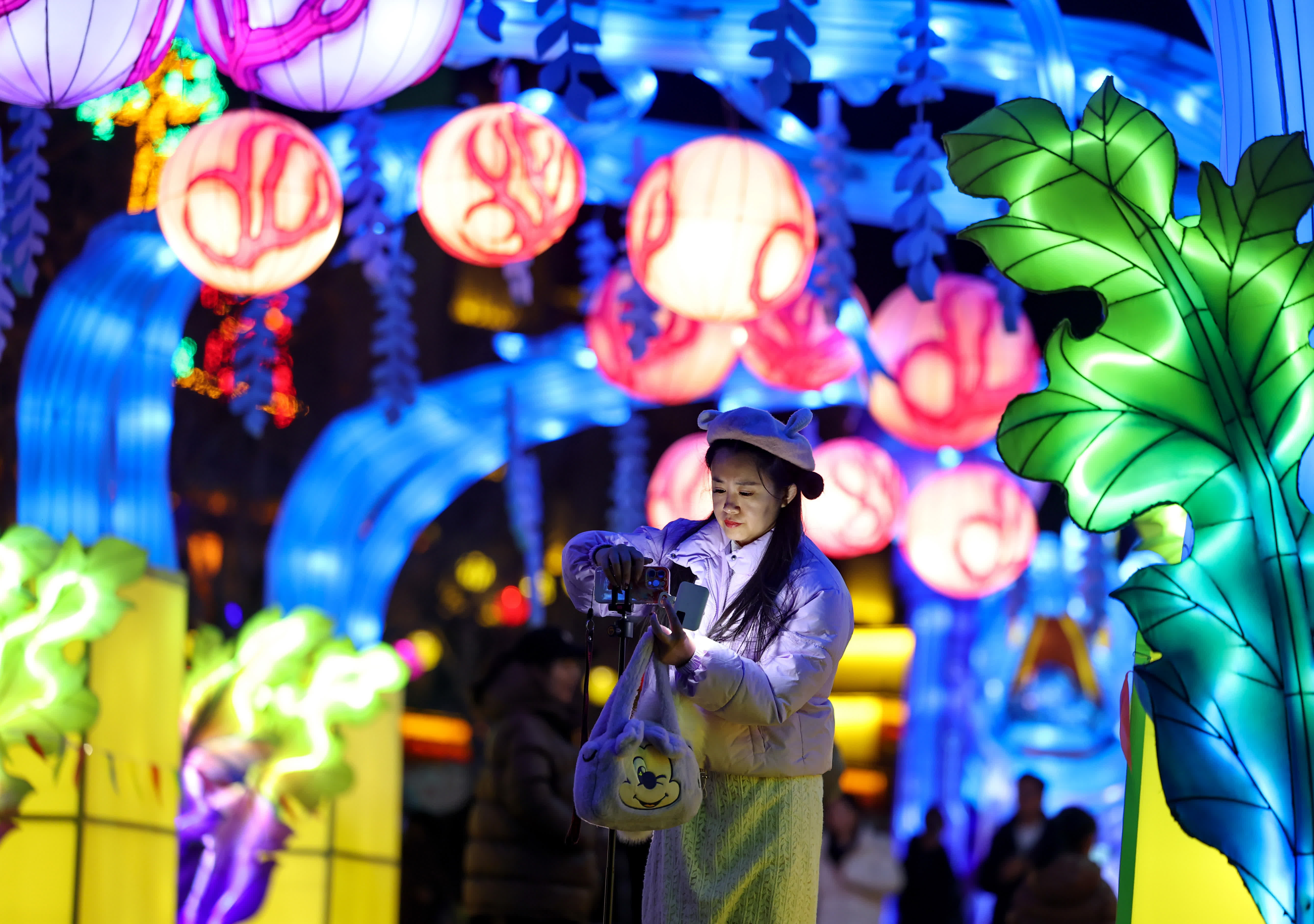 2月13日，遊客在石家莊市抱犢寨景區拍攝花燈。（新華社）