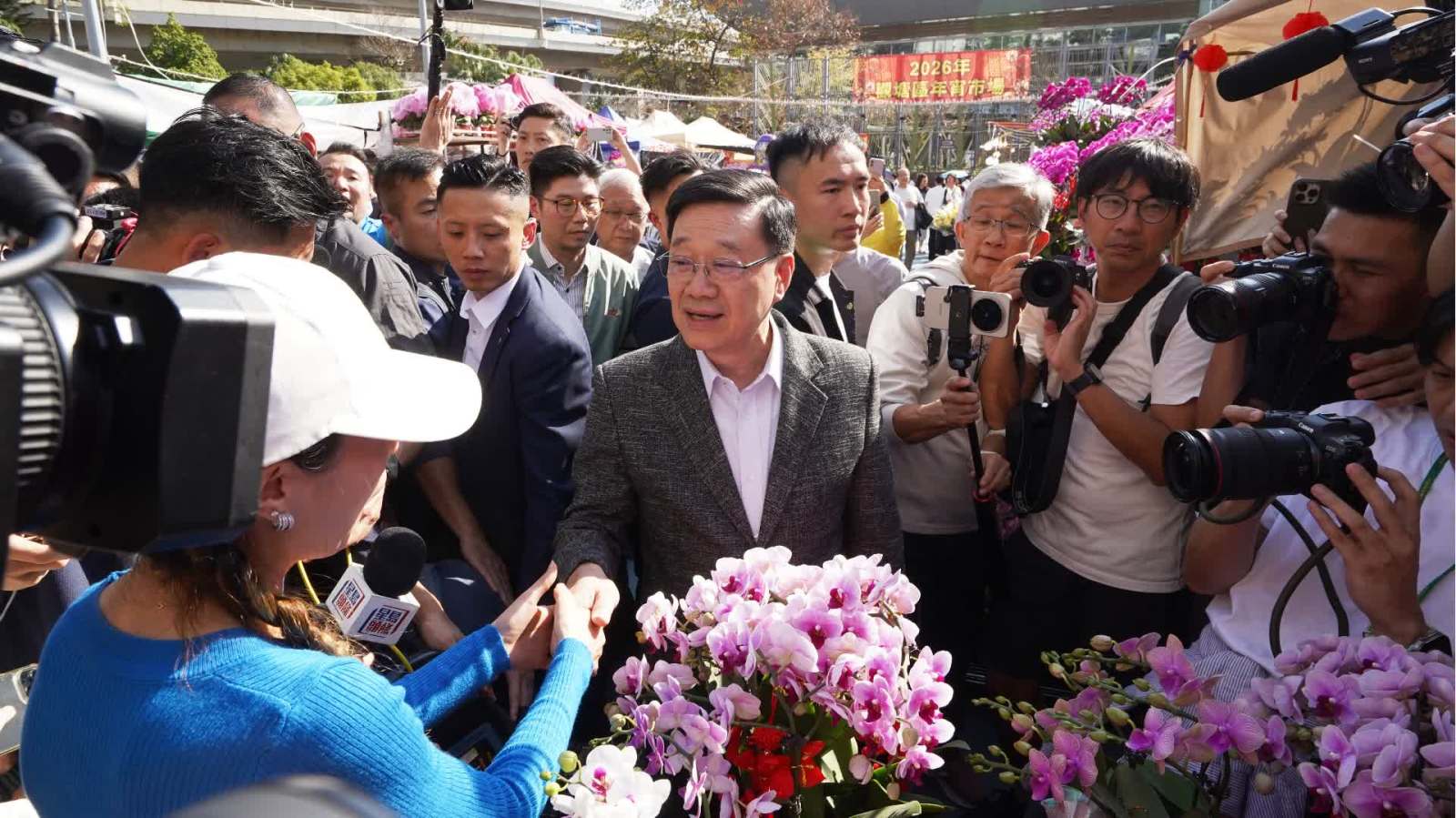 （有片）農曆新年│李家超行觀塘遊樂場年宵市場向市民送上祝福 花近千元買年花祝商戶「馬年一路發」