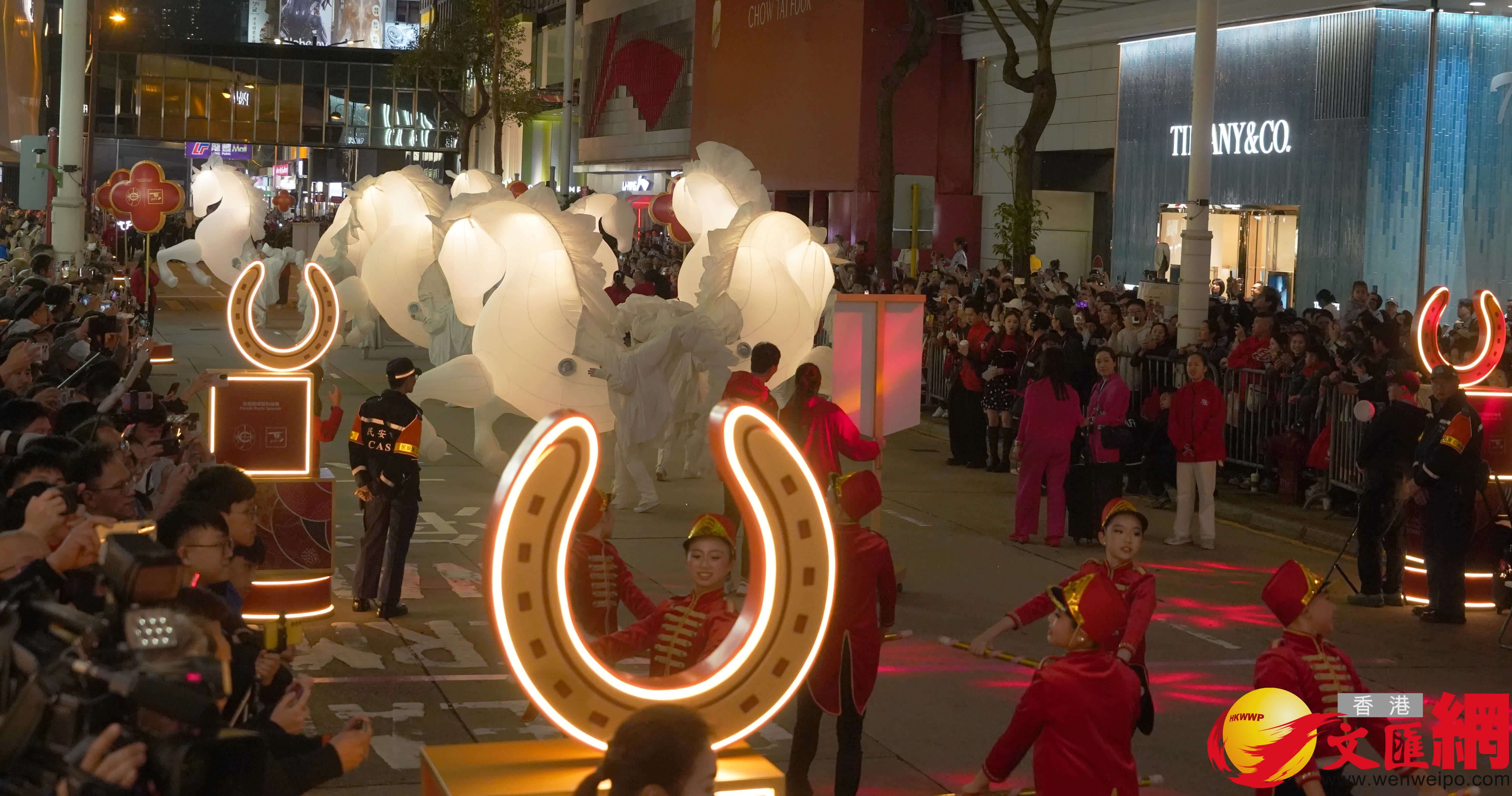 花車巡遊。（香港文匯報記者曾興偉攝）