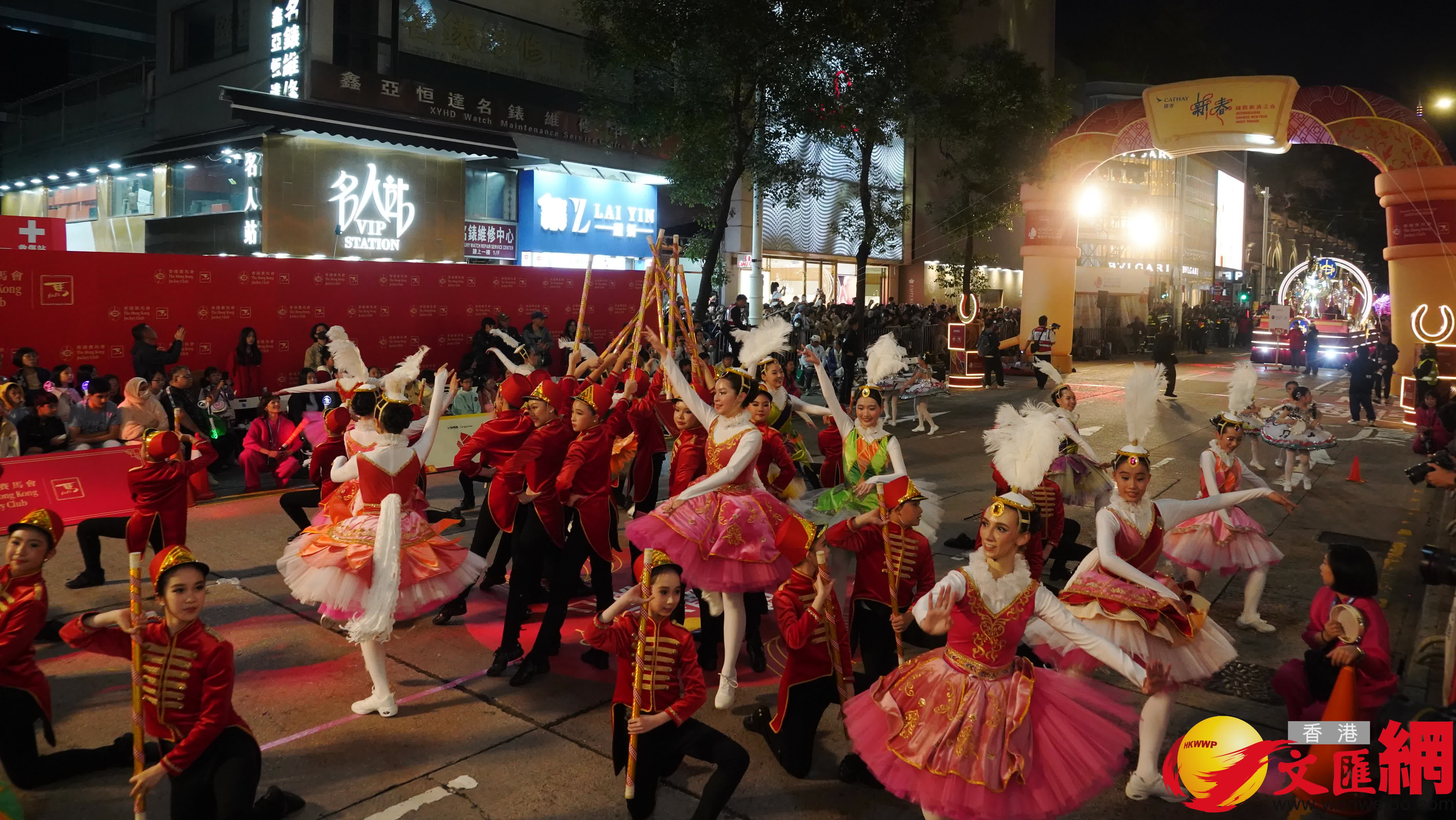花車巡遊。（香港文匯報記者曾興偉攝）